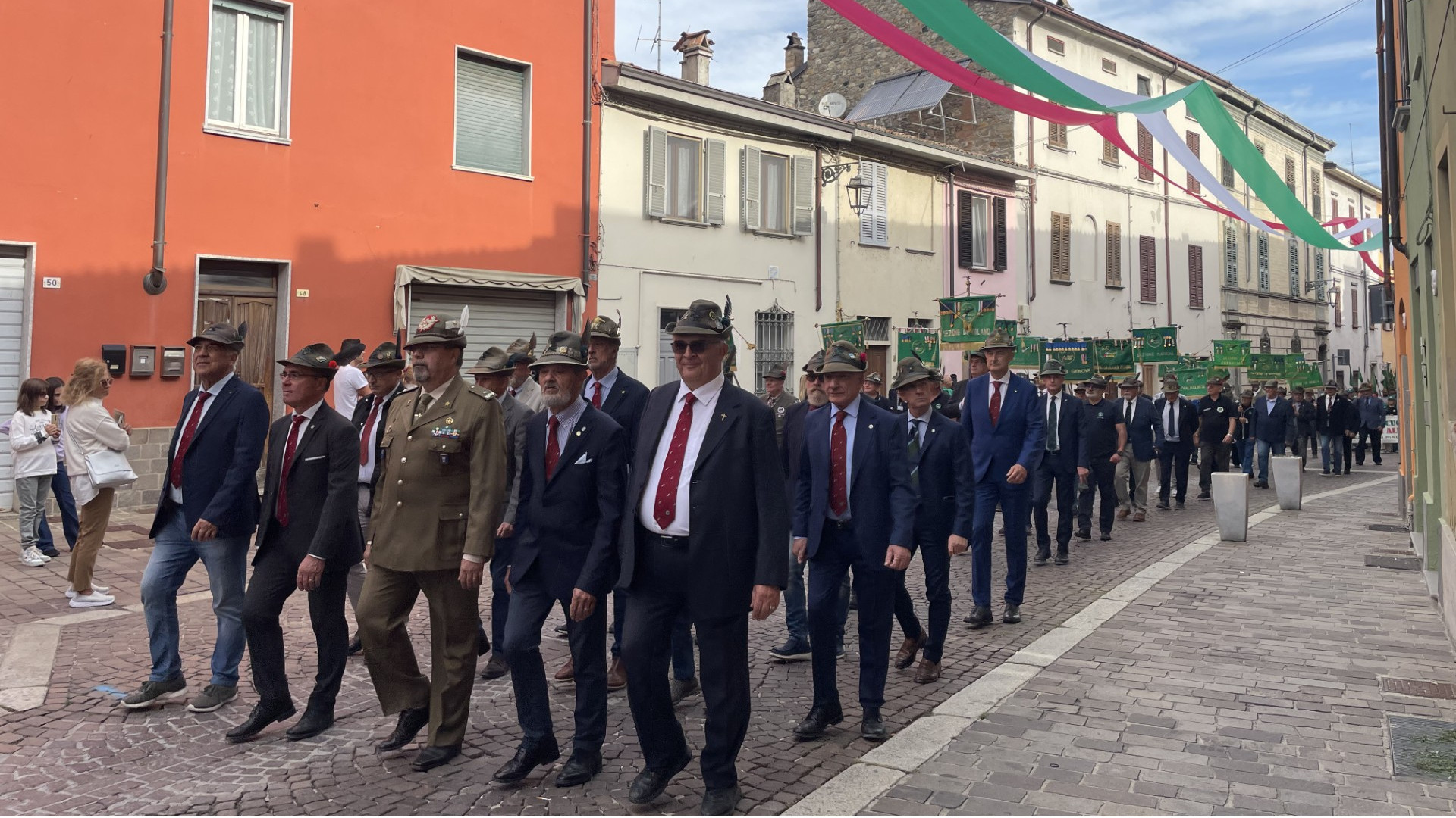 Seicento alpini sfilano alla Festa Granda