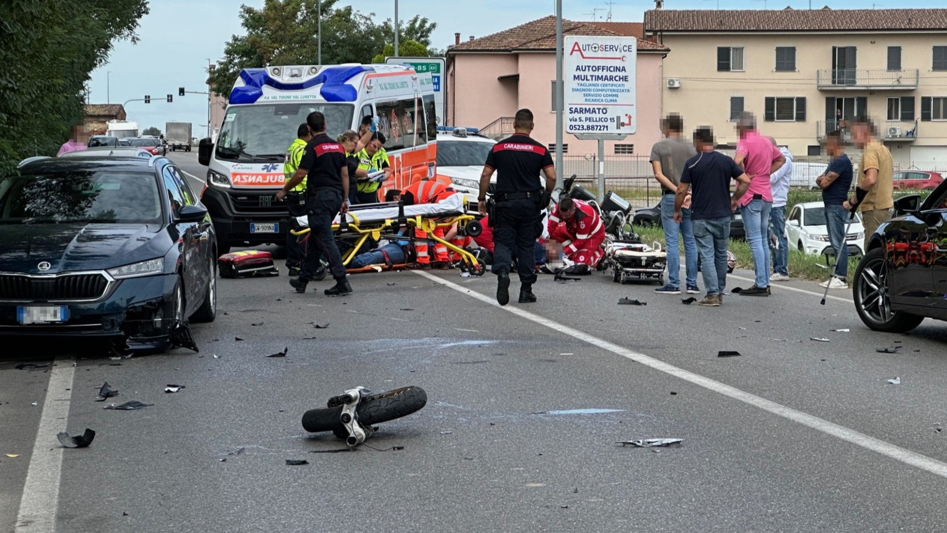 Scontro tra moto e auto, grave una donna di 53 anni