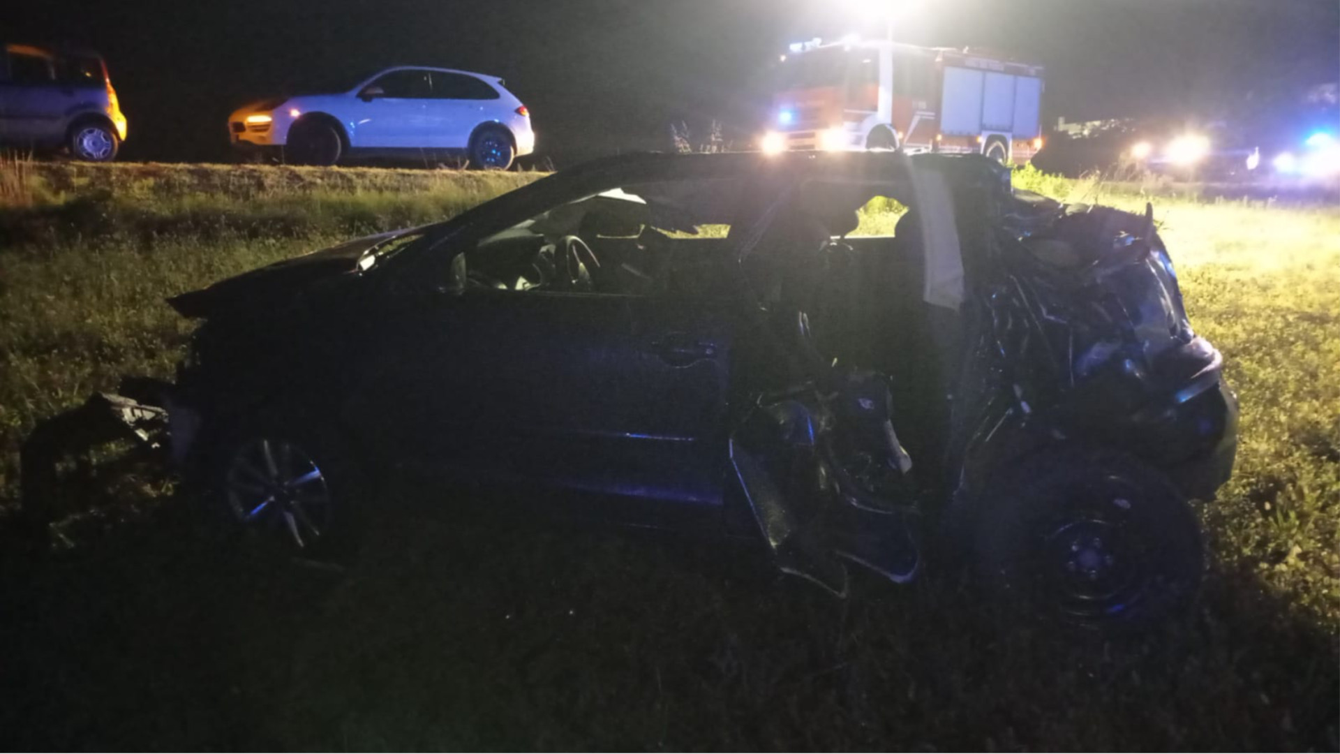Auto fuori strada a Ziano, gravi ferite per un 20enne