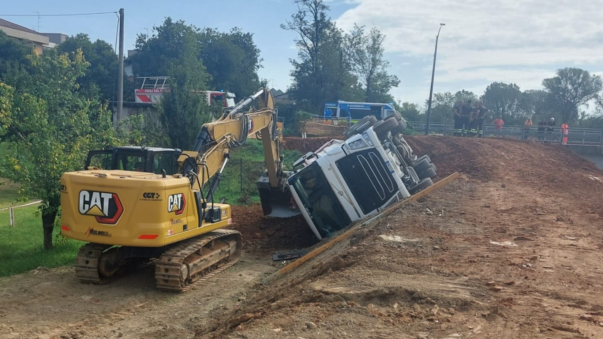 Camion ribaltato in cantiere, lievi ferite per il conducente