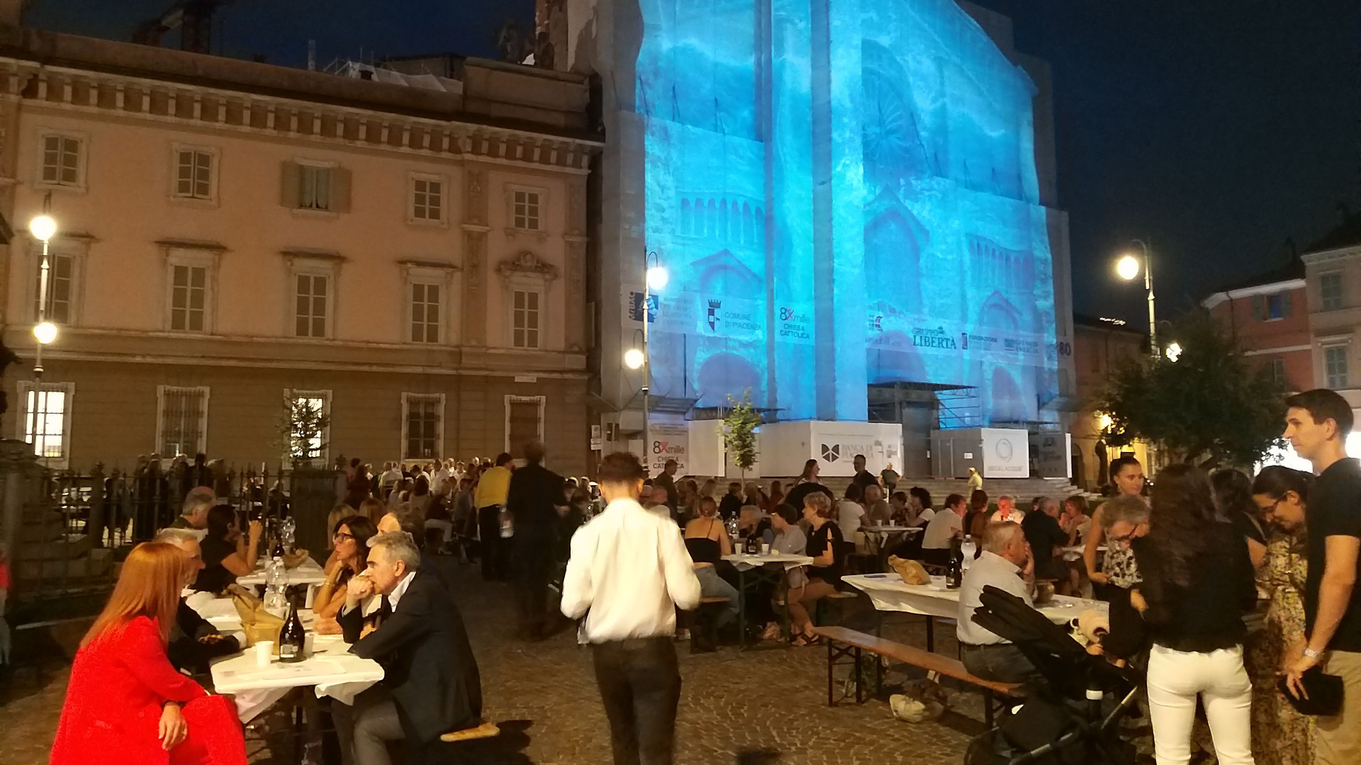 Cena per la Cattedrale sotto lo sguardo dell'Angil