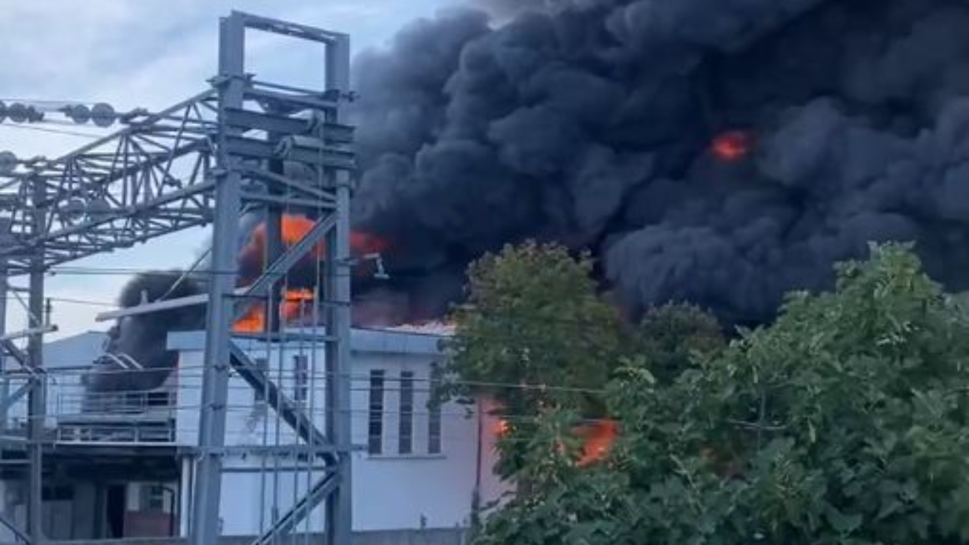 Grosso incendio a Roveleto, alte fiamme e fumo nero