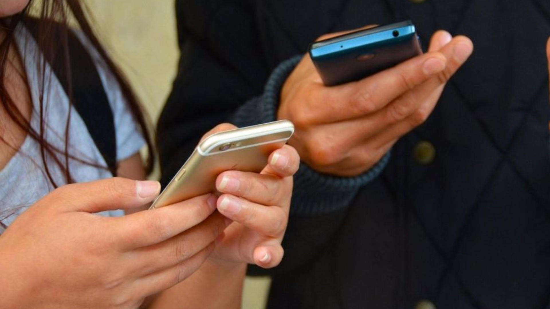 Telefonini in aula, divieti aggirati: «Assurdo, io lo uso di nascosto»