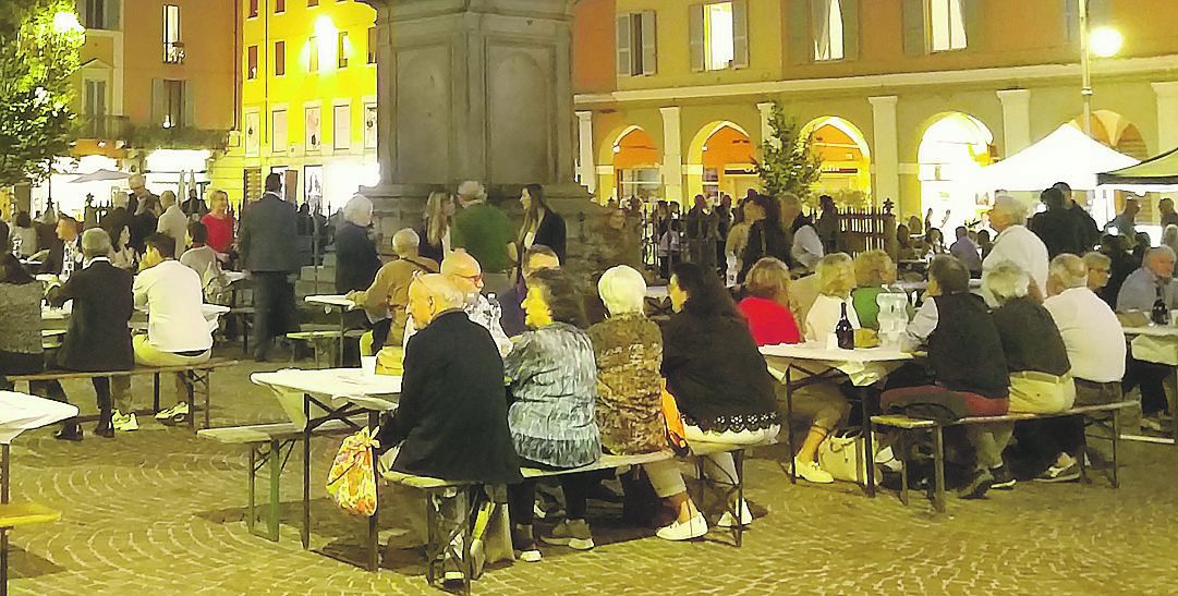 Piazza Duomo gremita in occasione della Cena in famiglia per la Cattedrale_foto Chiavarini