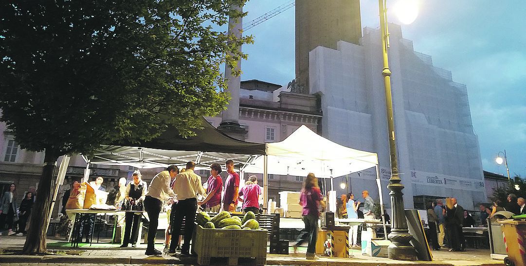 La cattedrale e lo stand allestito per la preparazione delle pietanze_foto Chiavarini