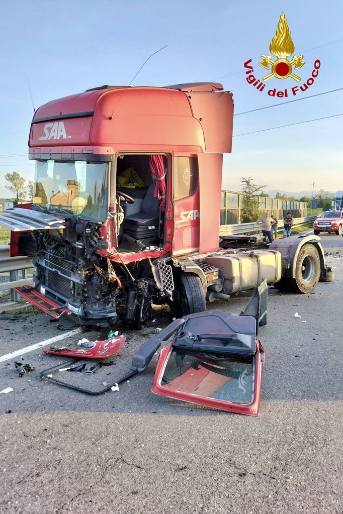La motrice stradale contro cui si è scontrata l'auto - © Vigili del fuoco