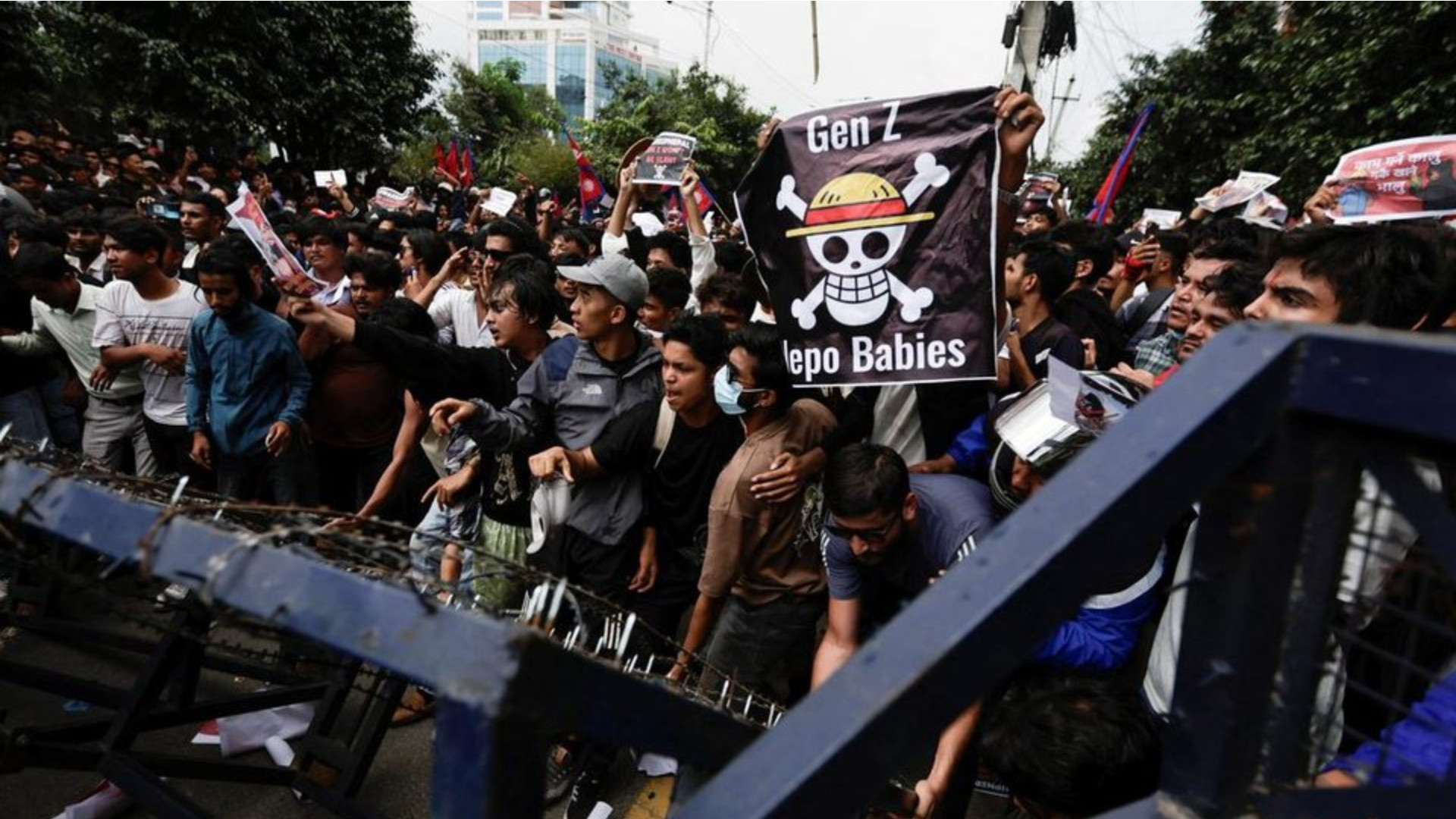 La bandiera di “One Piece” guida le proteste della Gen Z nel mondo reale