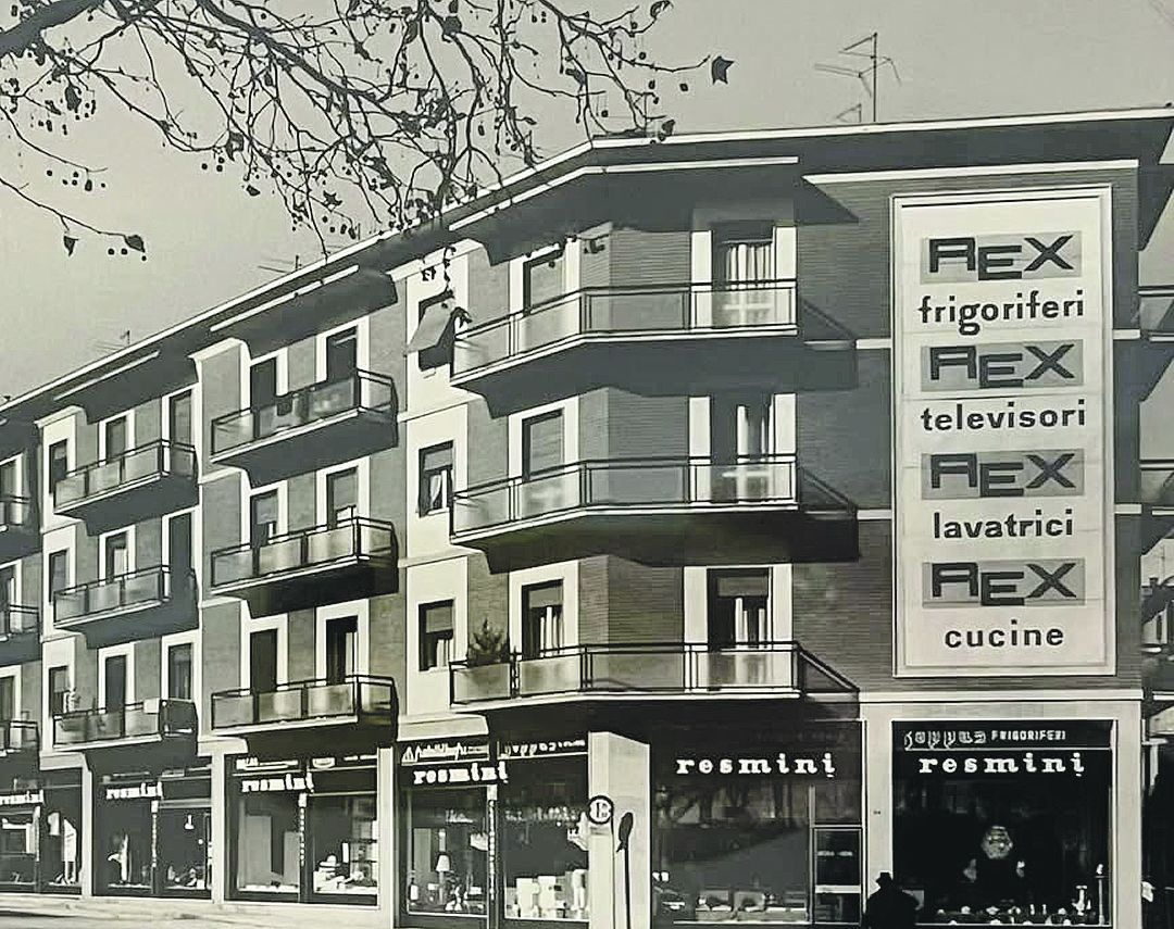 Il palazzo alla fine di via Scalabrini dove si trova l’attività 