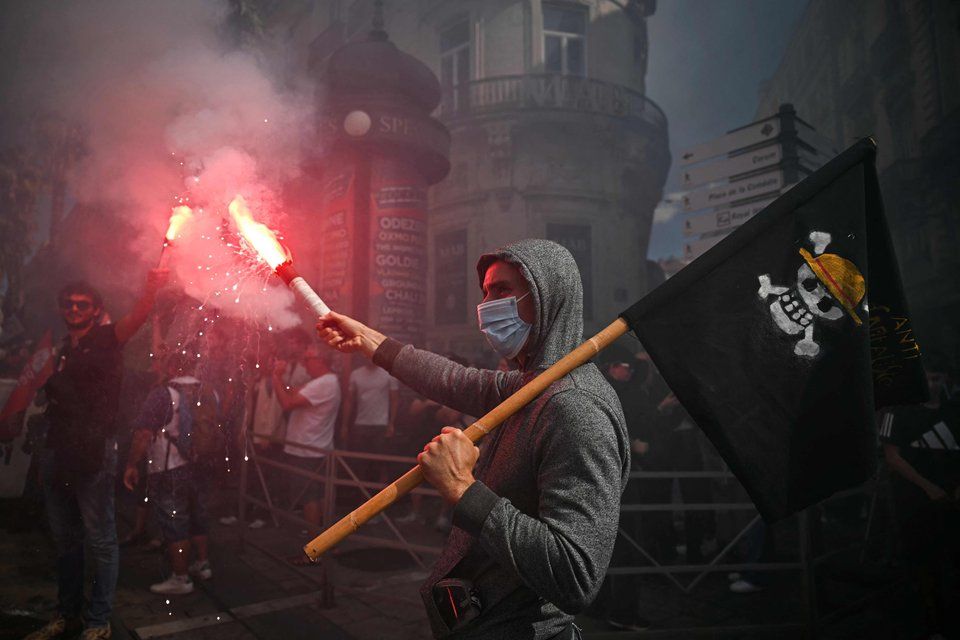 Le proteste in Francia con la bandiera di "One Piece"