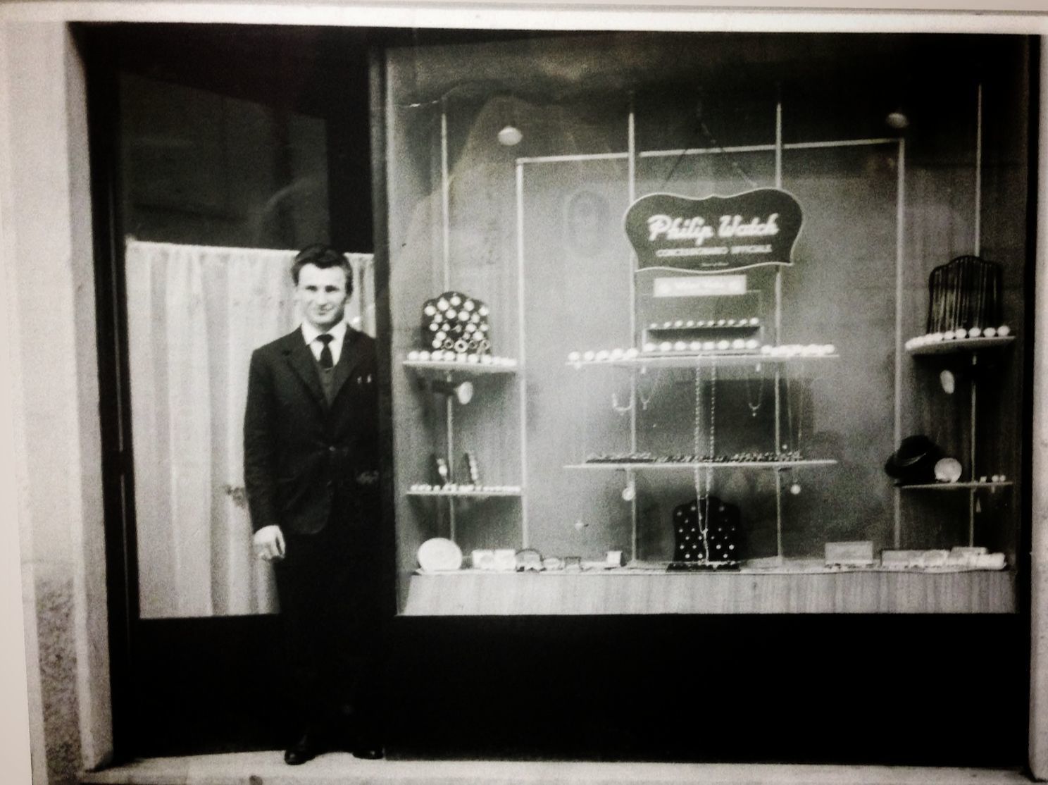 Una foto d'epoca di Mario Sartori davanti al negozio a Nerviano
