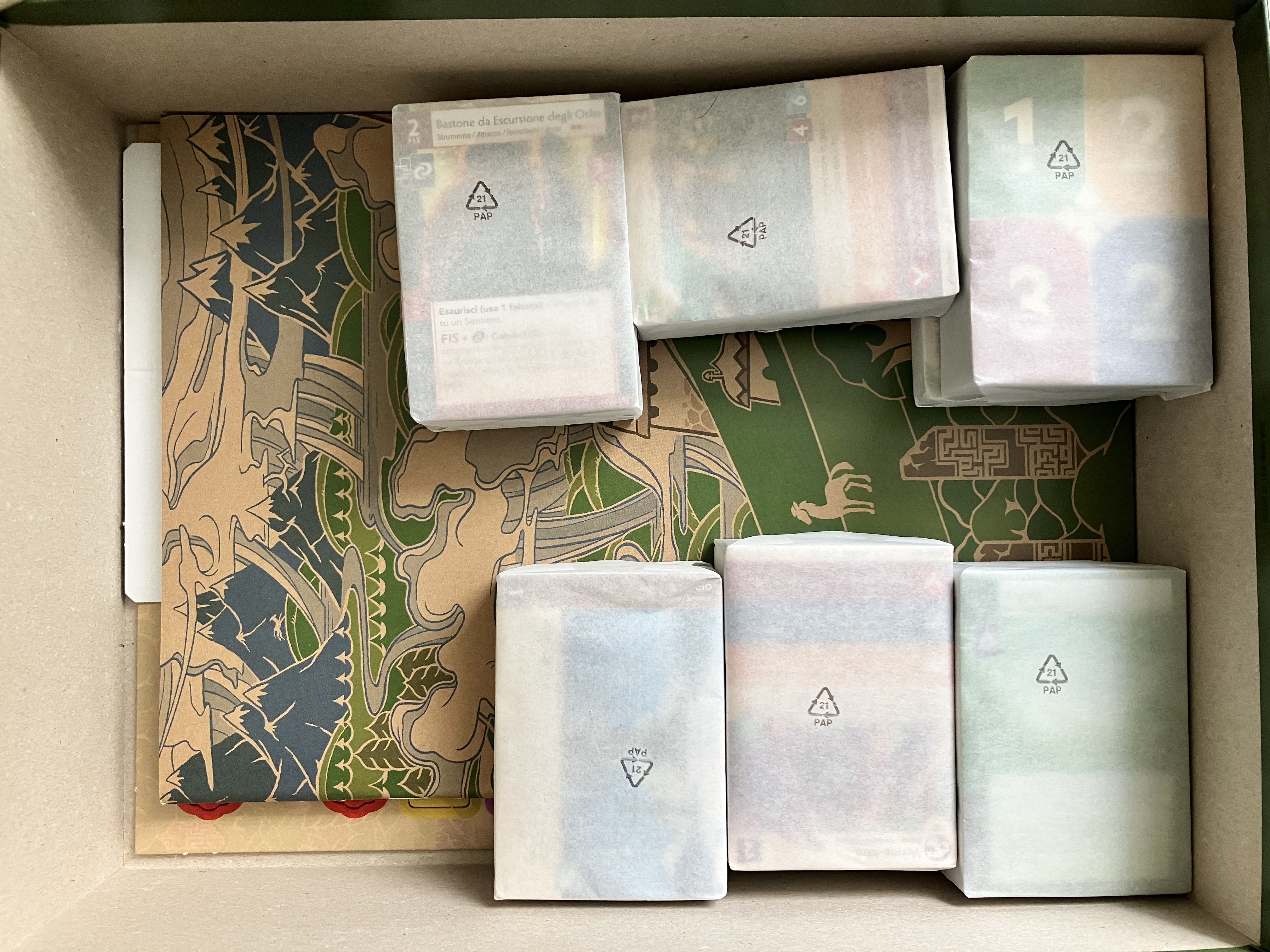 Anche la produzione di Earthborne Rangers riflette i valori di ecologia e sostenibilità: il gioco è realizzato con materiali ecosostenibili