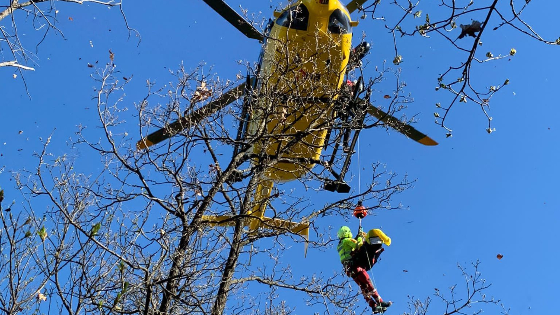 Si sente male nel bosco, recuperato dal Soccorso alpino