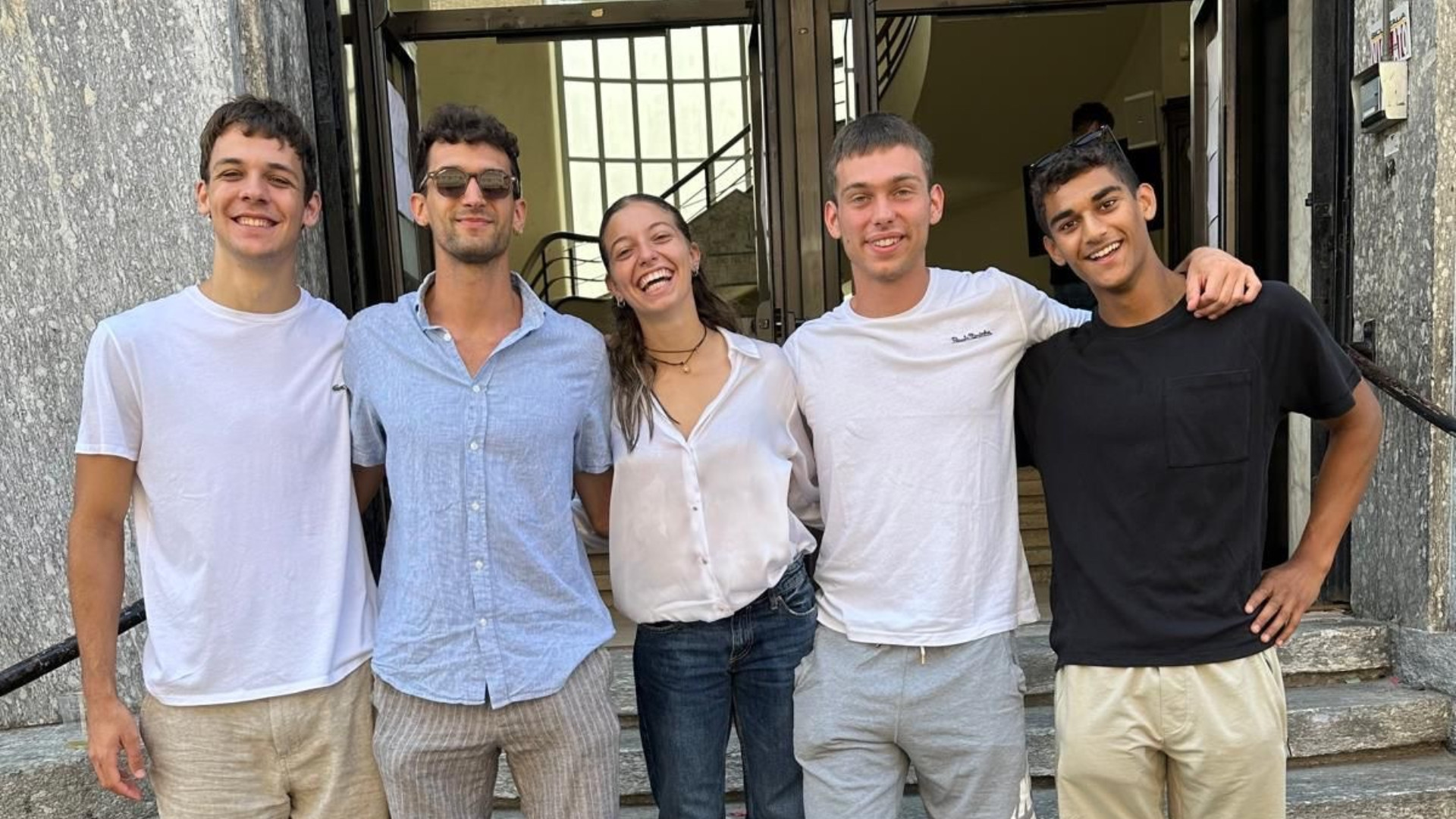 I compagni di Andrea: «Serio e simpatico, è il dj del gruppo»