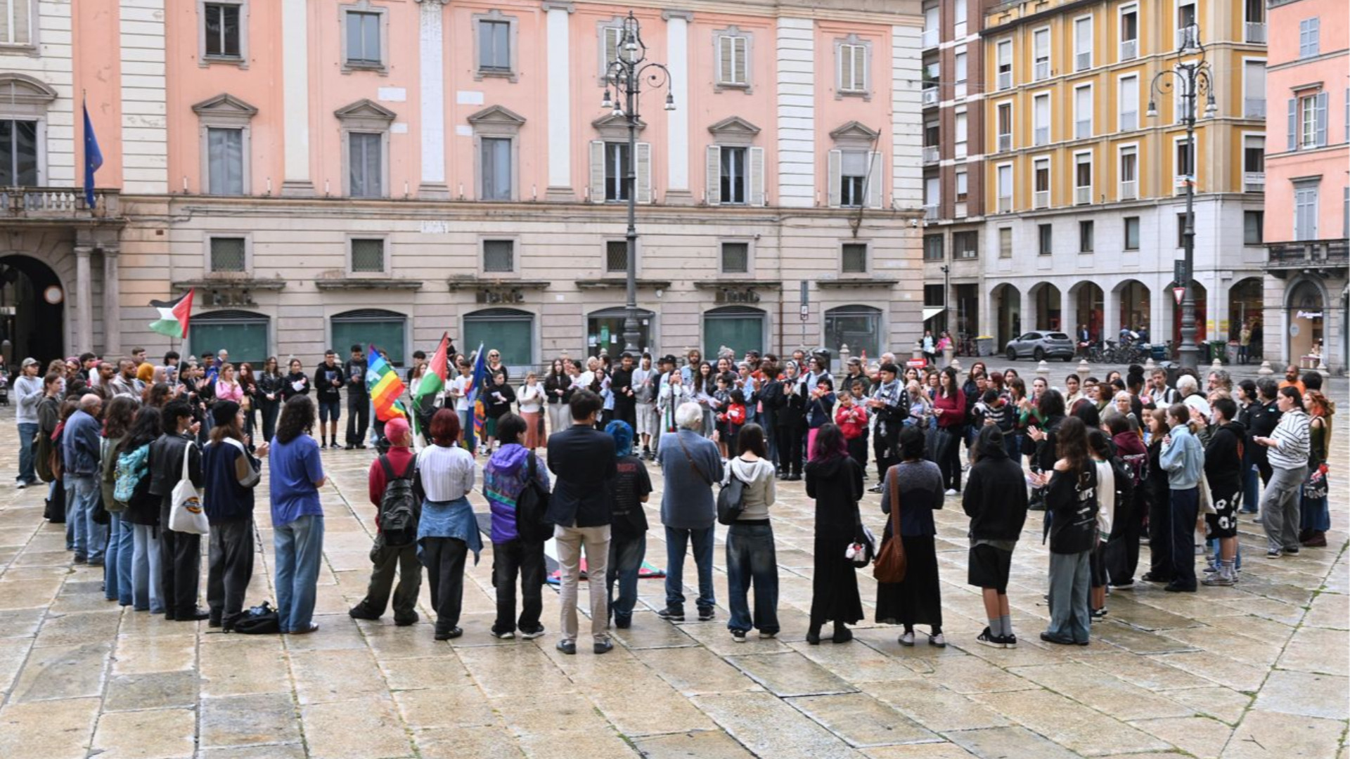 Il girotondo in Piazza Cavalli - © Libertà/Mauro Del Papa