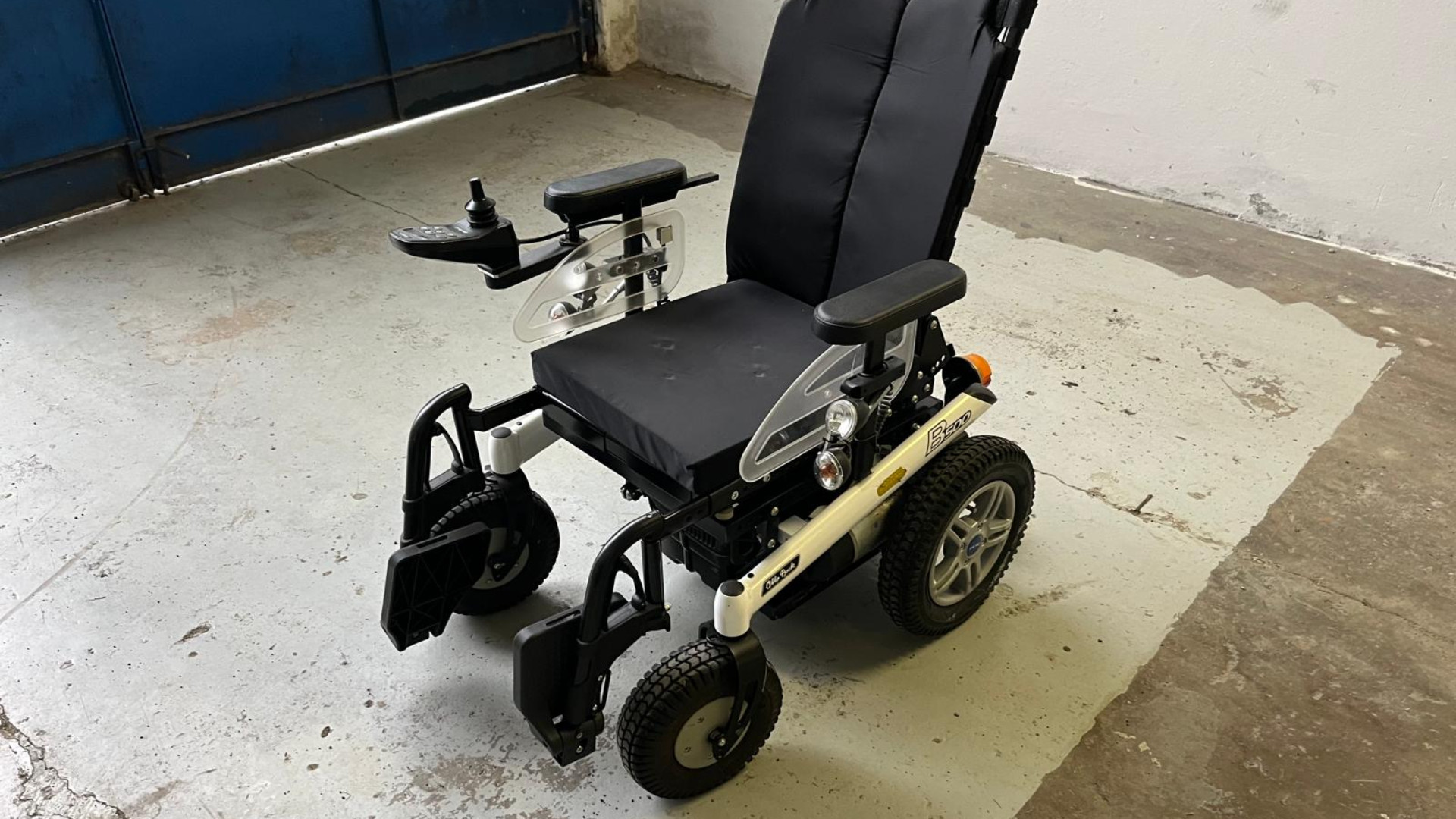 La carrozzina elettrica offerta dai volontari di Roveleto di Cadeo