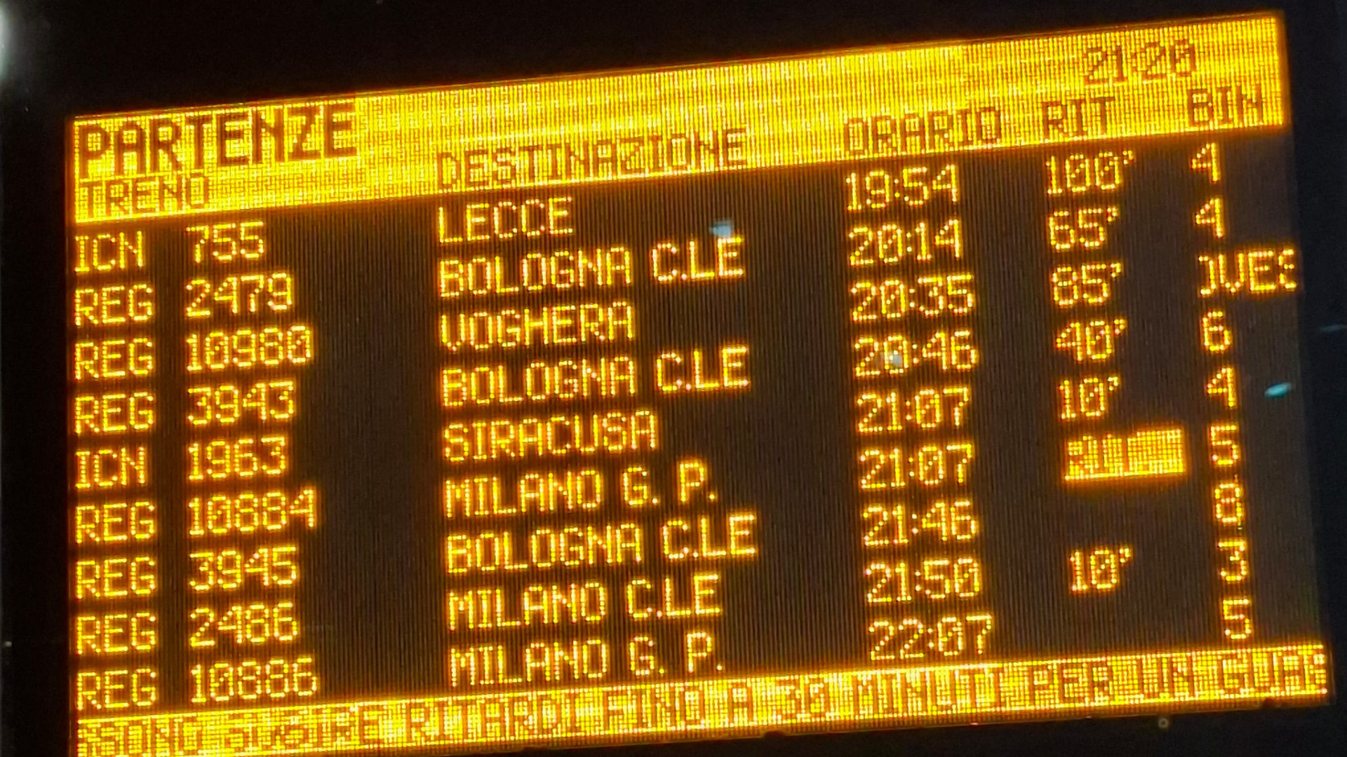 Il tabellone della stazione di Piacenza con i ritardi causati dal treno guasto a causa del fulmine