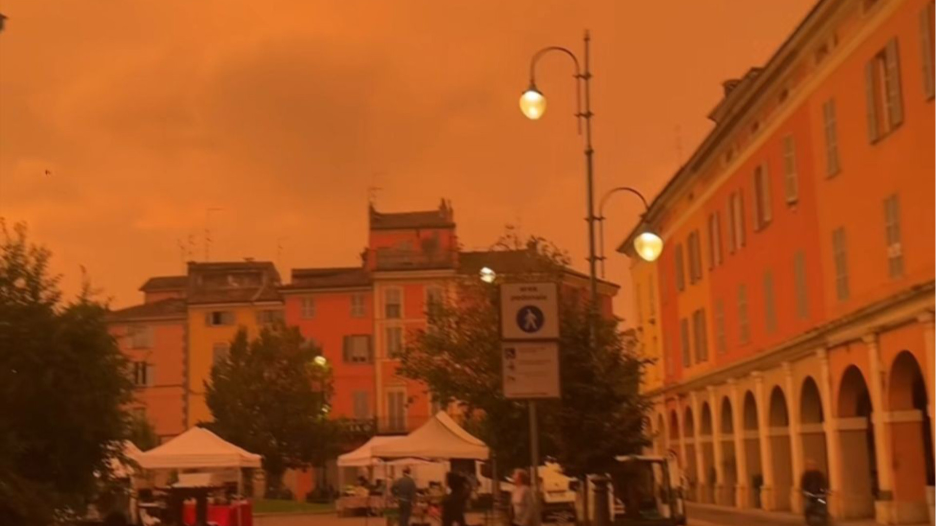 Il cielo "infuocato" sopra Piacenza: ecco la spiegazione