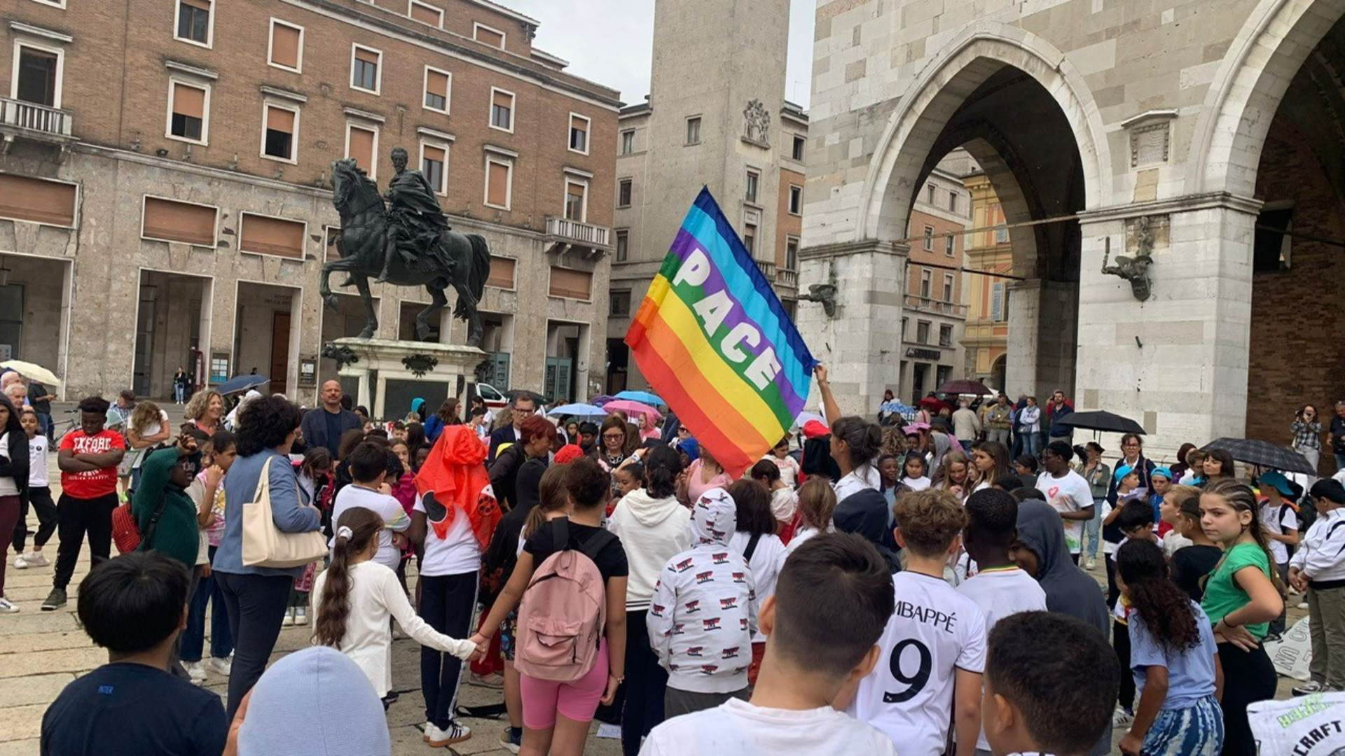 Bambini e insegnanti in piazza per dire «Basta al genocidio»