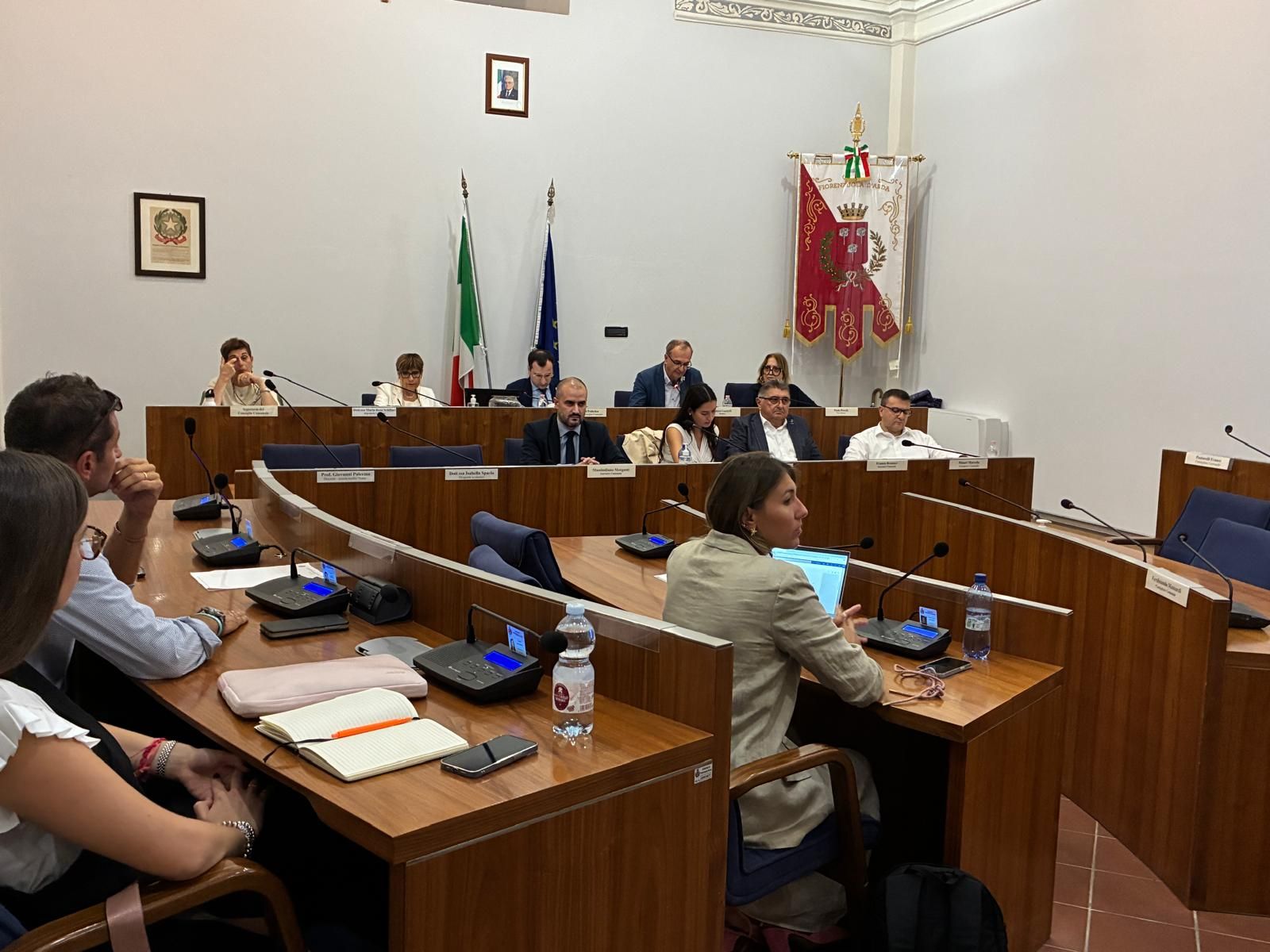 Il consiglio e la giunta. Tra i banchi il sindaco Romeo Gandolfi e l'assessore "depotenziato" Massimiliano Morganti