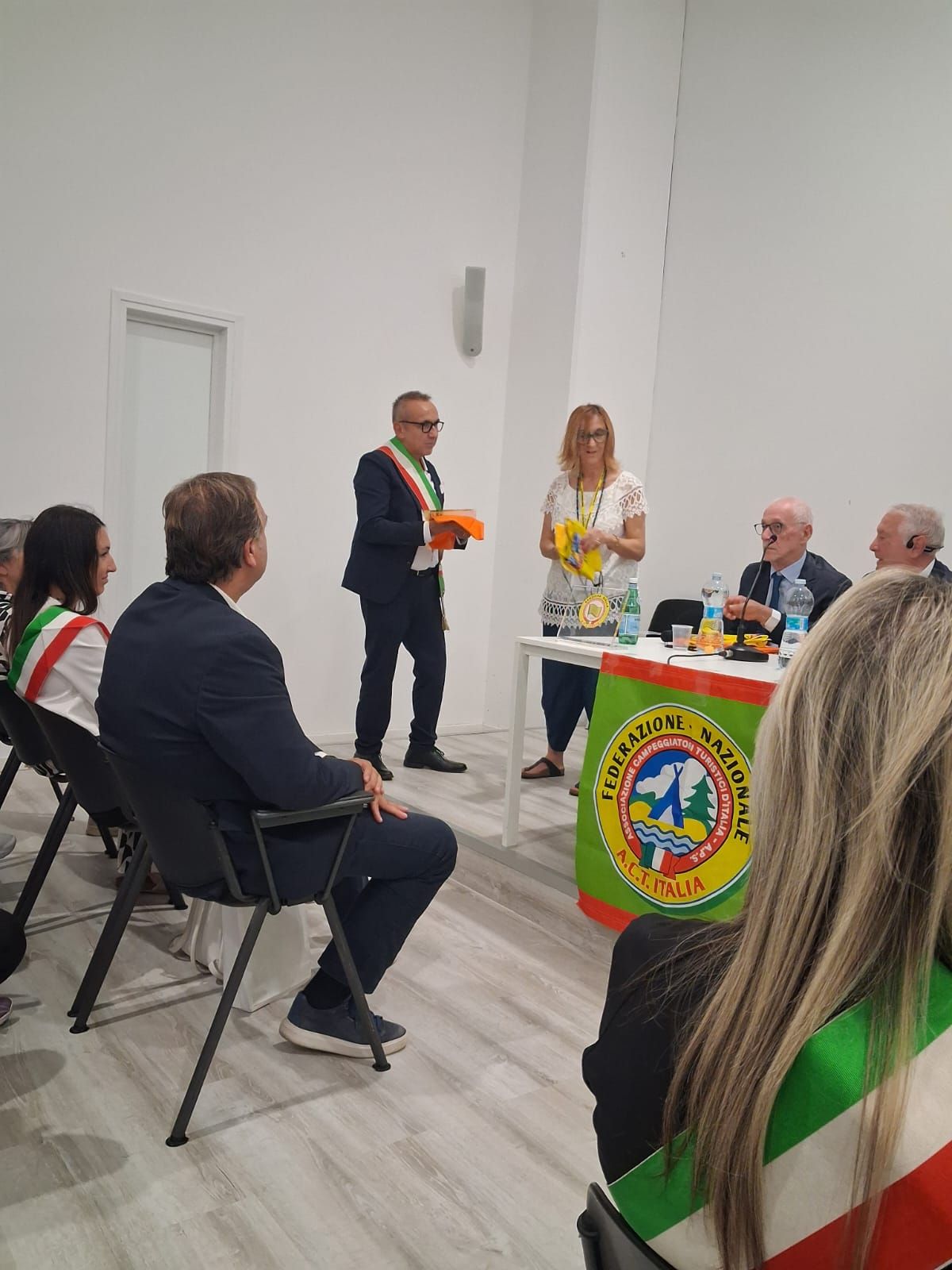 Il momento del conferimento della Bandiera Gialla all'assessore Leppini