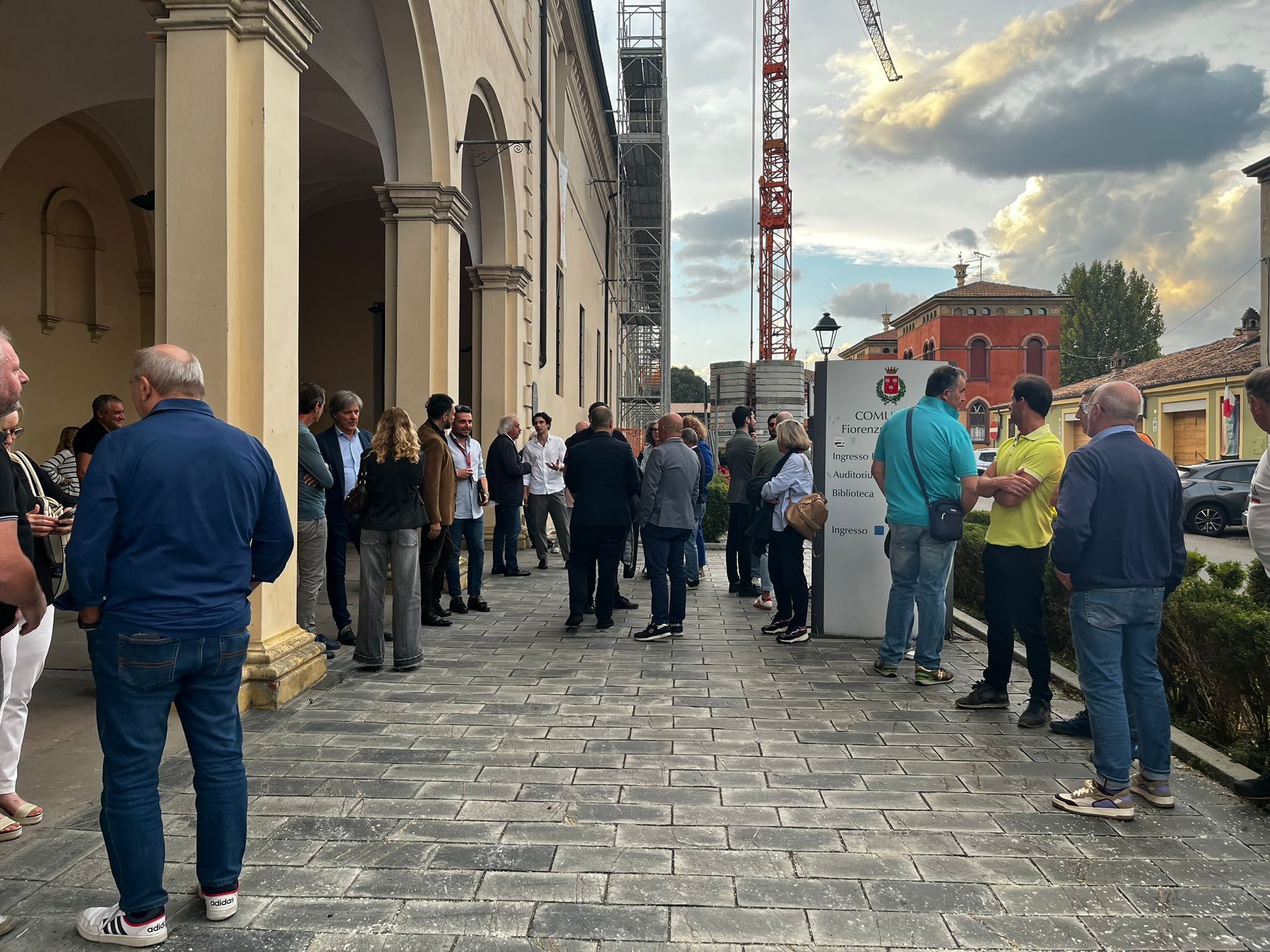 Alcune persone fuori dal municipio di Fiorenzuola in attesa del consiglio delle 19