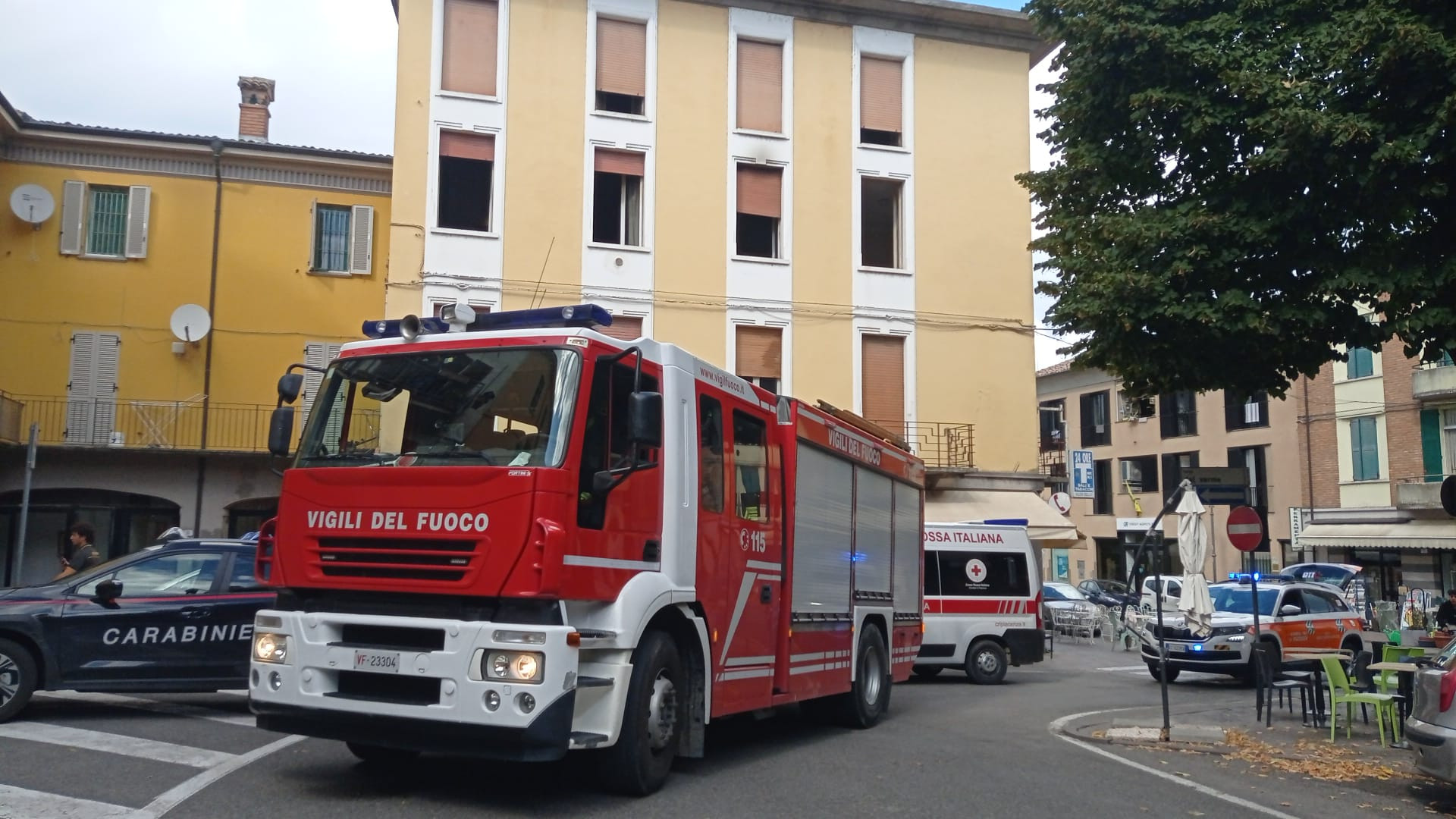 Fumo dalla finestra di casa, il vicino dà l'allarme