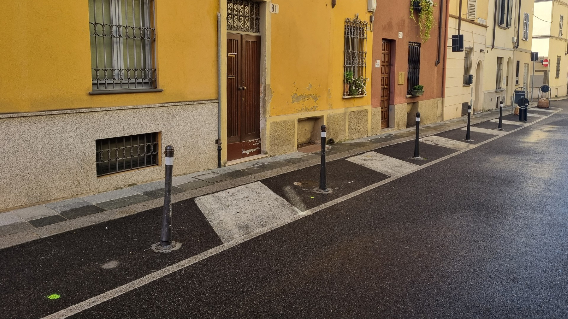 In via Gaspare Landi spuntano i dissuasori della discordia