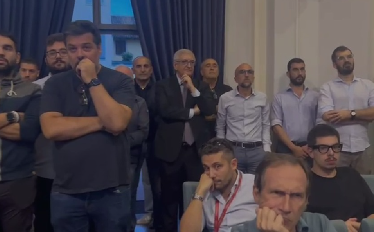 Il ministro Foti, in piedi tra il pubblico, nell'aula di consiglio comunale a Fiorenzuola