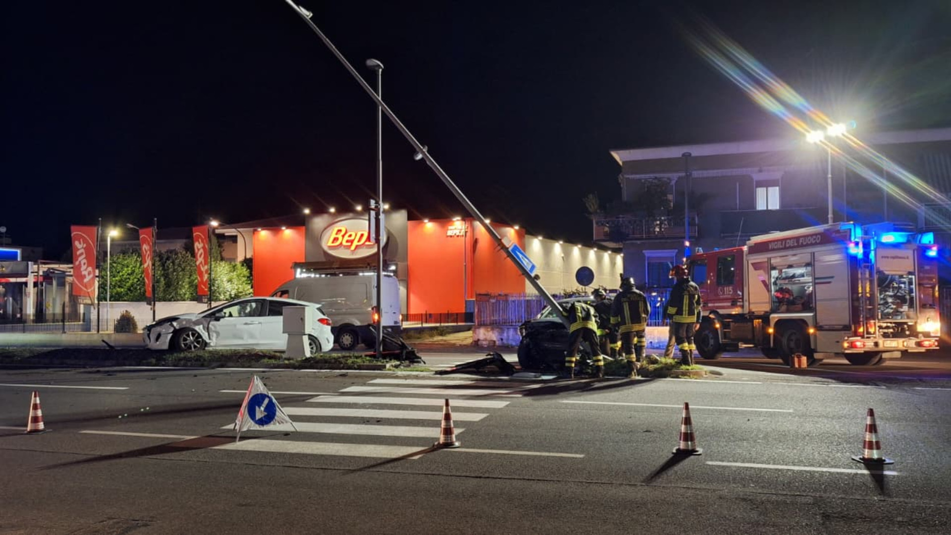 L'intervento dei vigili del fuoco per la messa in sicurezza del palo della luce