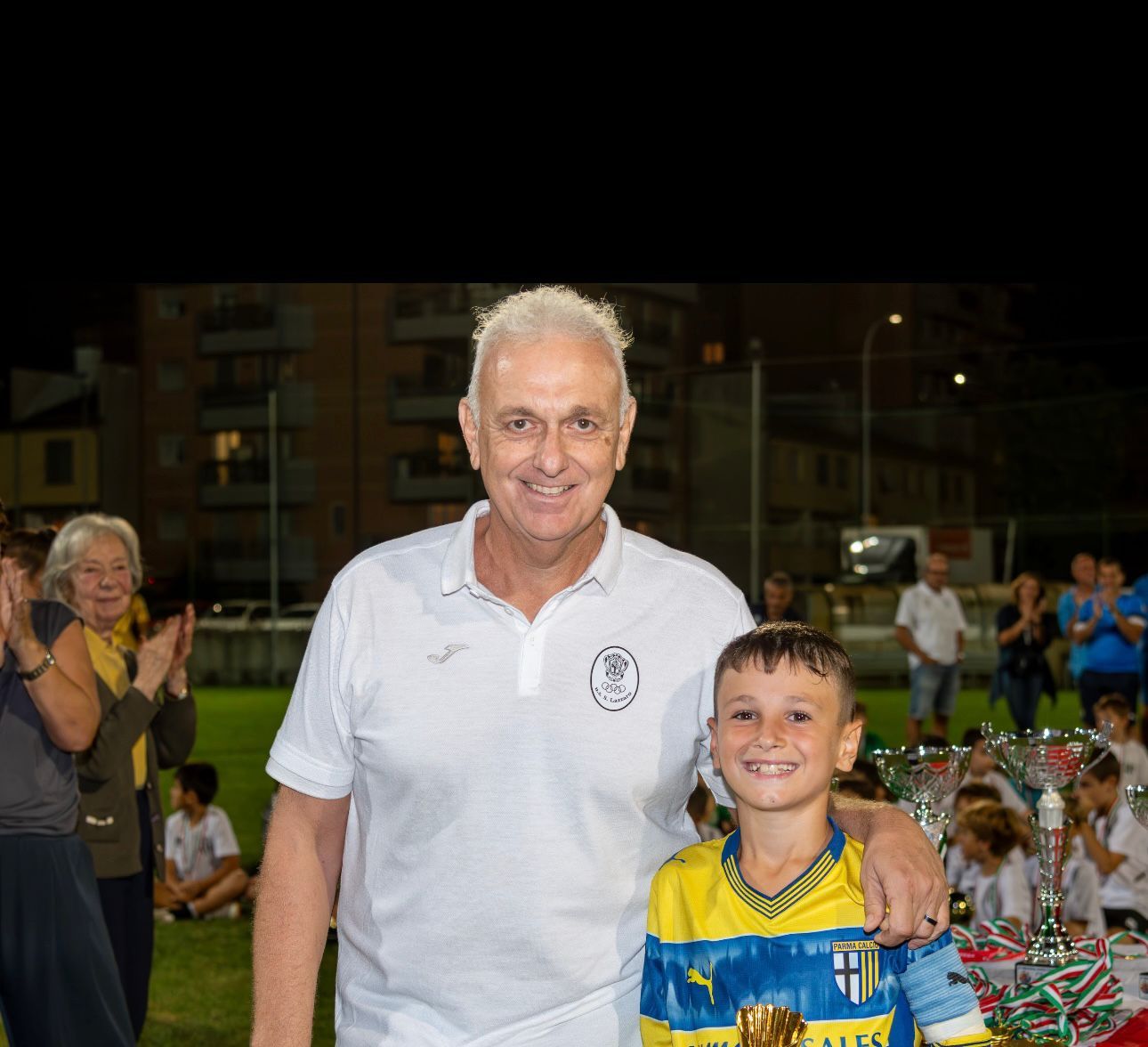 Luca Chiappini, piacentino in forza al Parma, premiato da Andrea Fortunato come miglior giocatore del Torneo