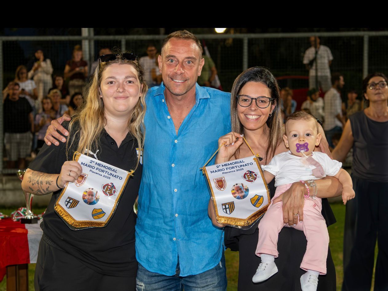 Le nipoti di Mario Fortunato, Martina e Sara con Sveva premiate dal presidente Stefano Caravaggi con un gagliardetto ricordo della manifestazione