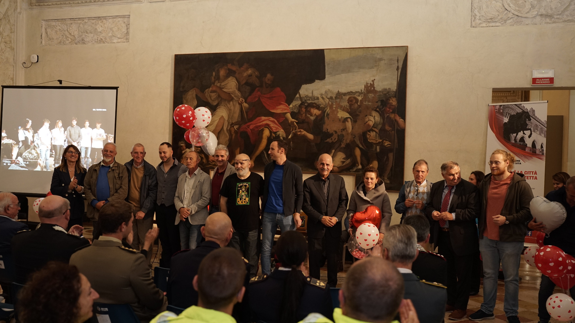 Strappati alla morte con il defibrillatore, ora premiano i loro salvatori