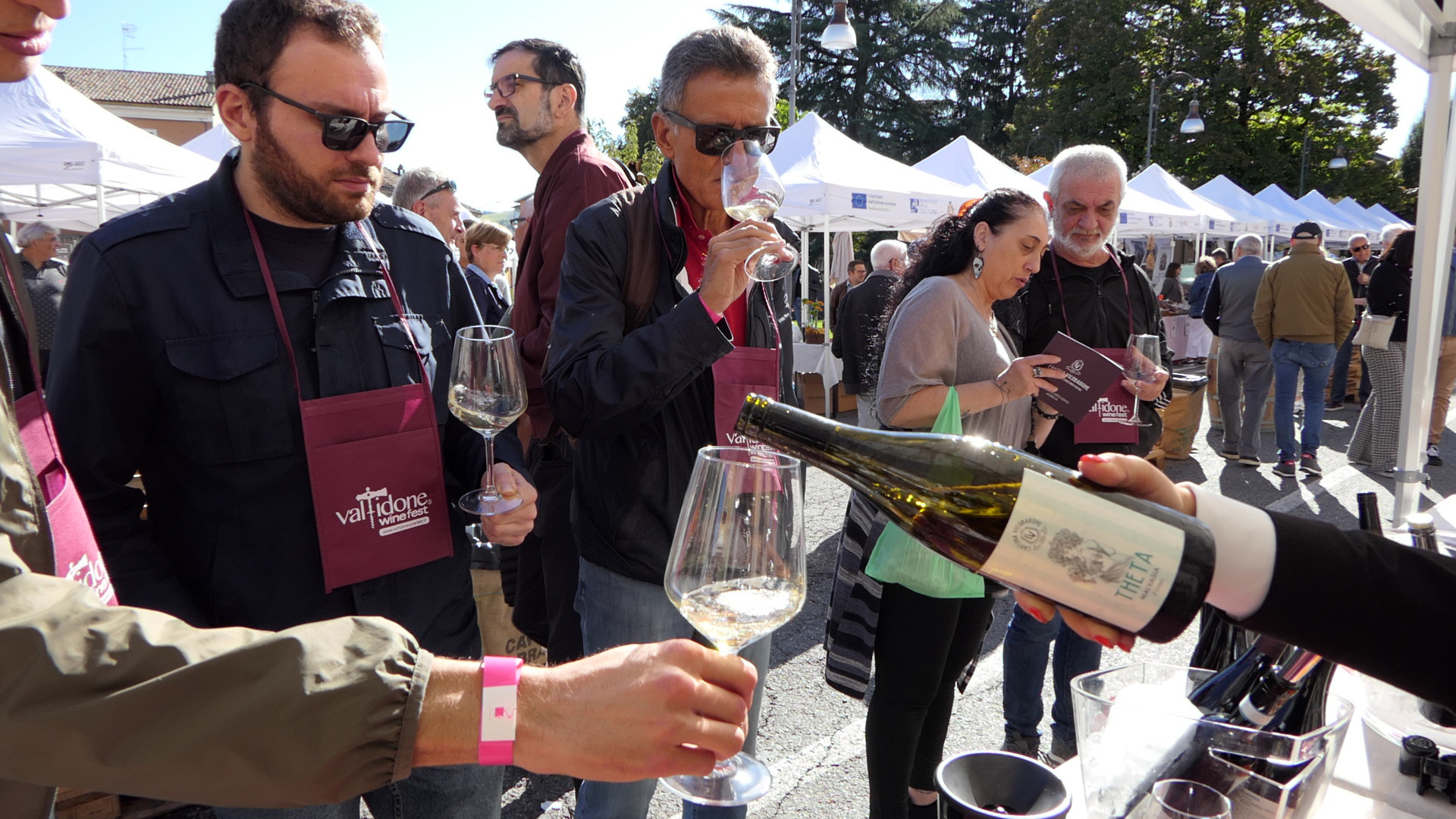 Folla al gran finale del Wine fest, tra sbandieratori, fanfare e sapori