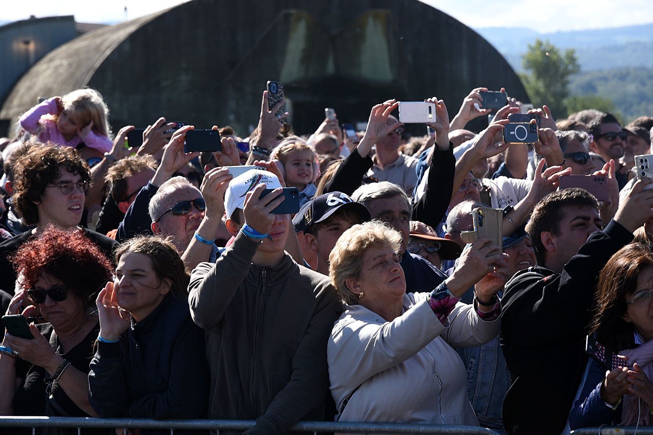 Tutti col naso all'insù pronti ad immortalare ogni passaggio della pattuglia acrobatica dell'Aeronautica (foto Mauro Del Papa)