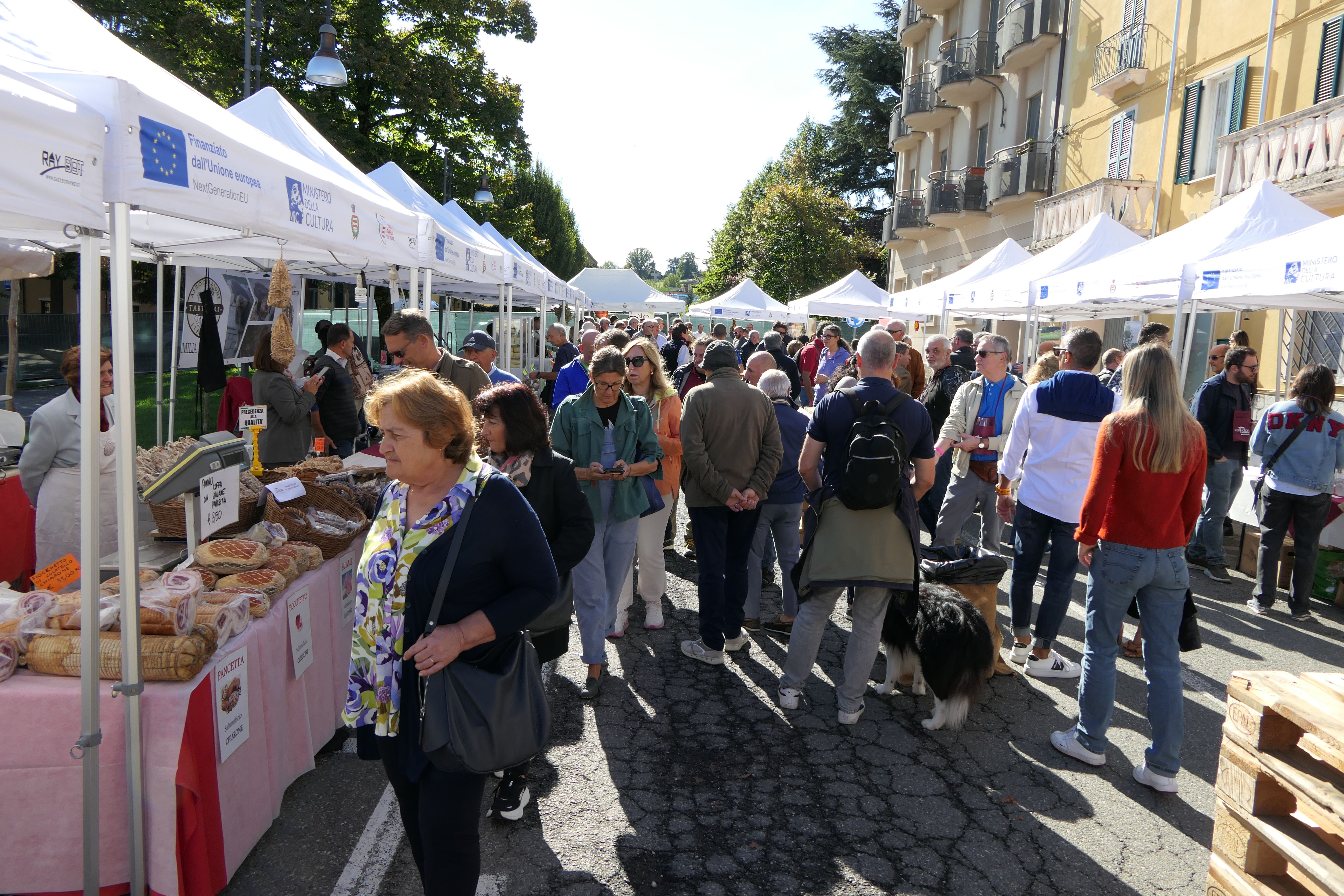 Folla tra i banchi della sagra di San Maurizio in concomitanza con il Wine Fest (foto Bersani) 