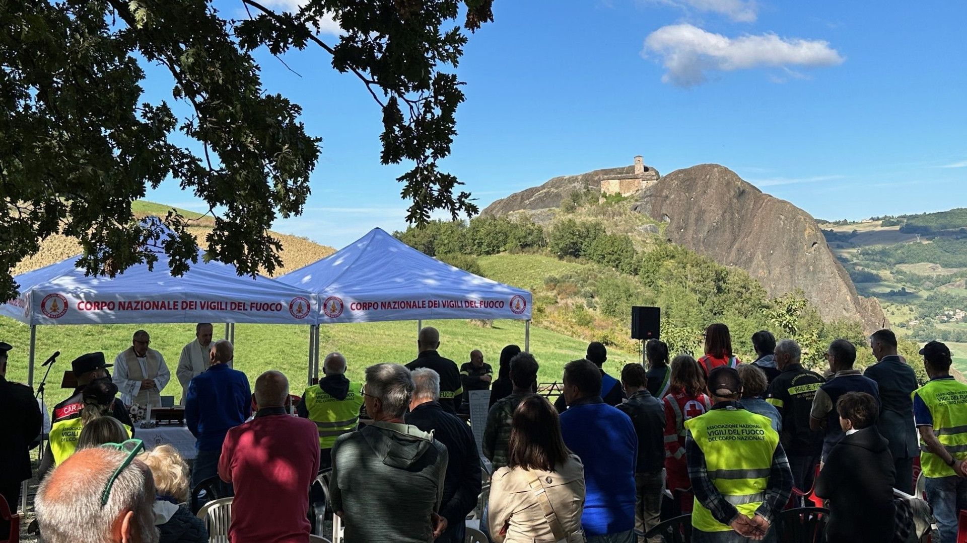 Vigili del fuoco in festa: «In ricordo dei colleghi che non ci sono più»