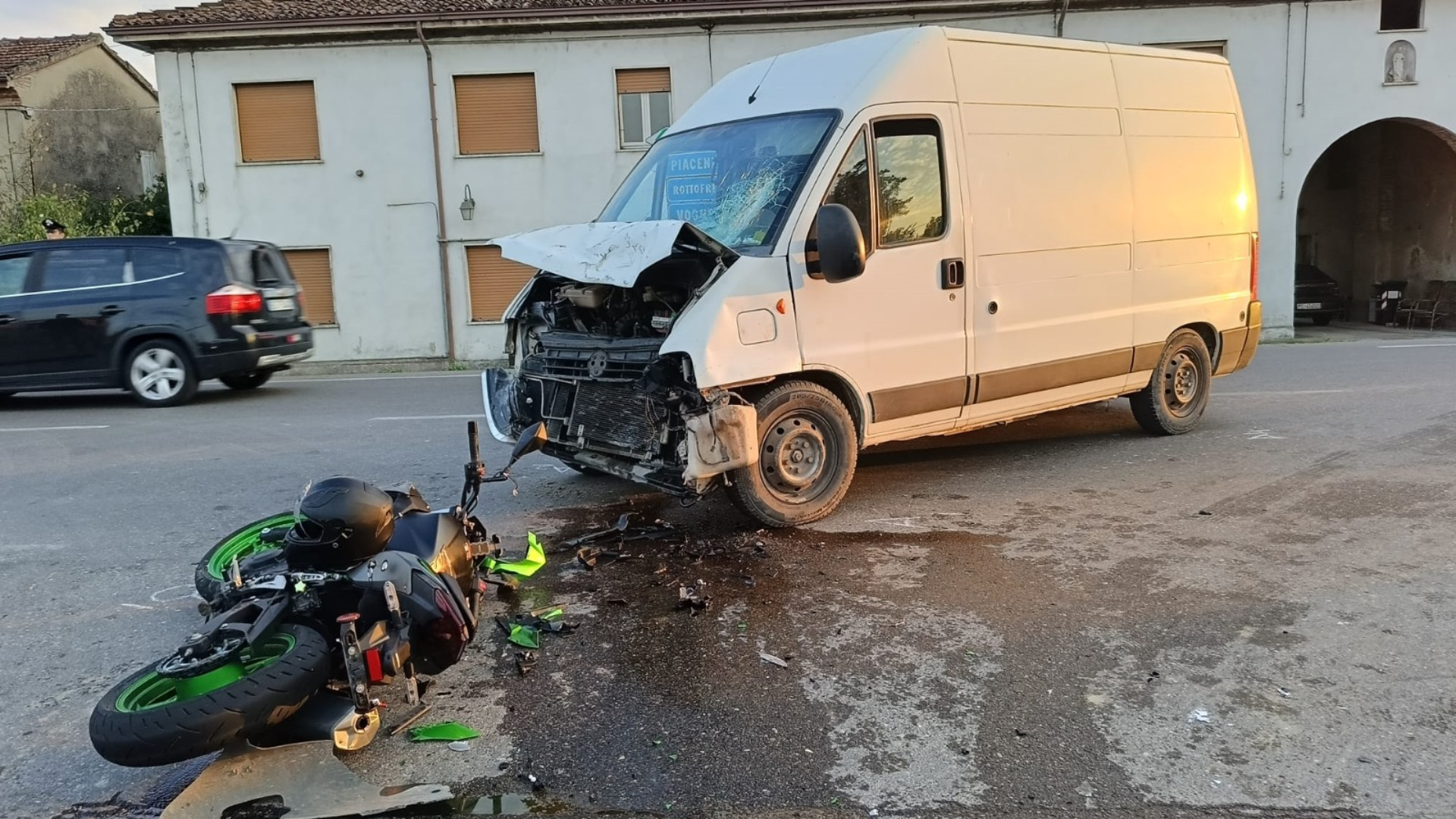 Motociclista ferito nello schianto contro un furgone