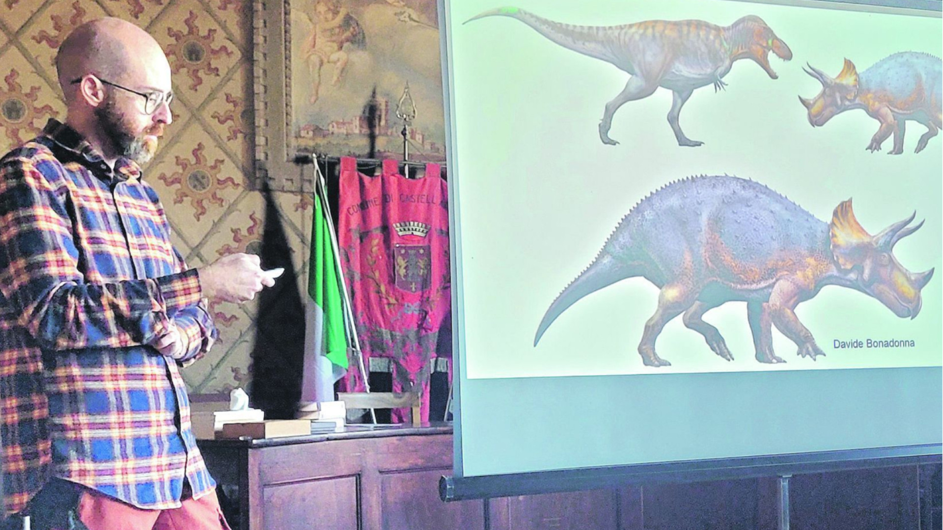 Quel raptor gigante con la zampa di coccodrillo stretta fra i denti