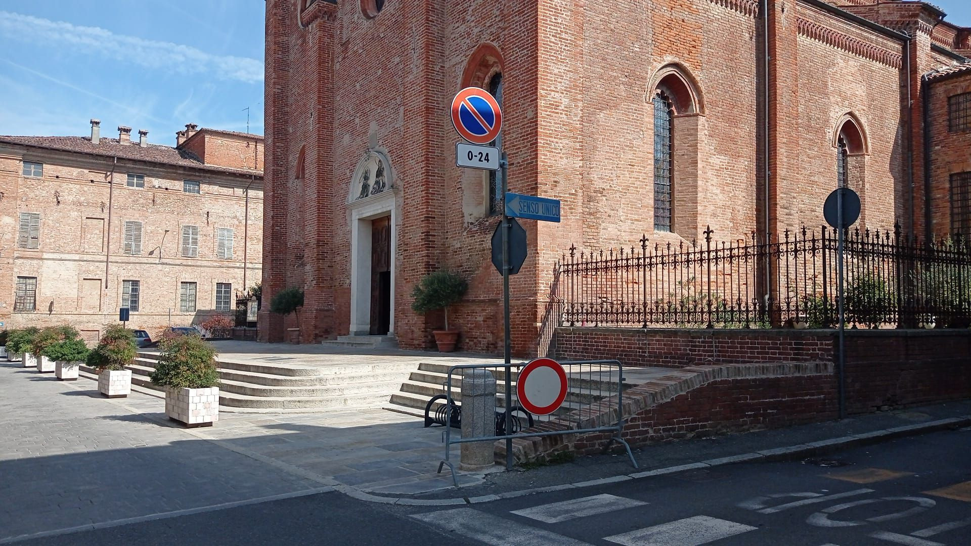 Borgonovo, pallone e decoro. La sindaca: «Giocate nel fossato della rocca»