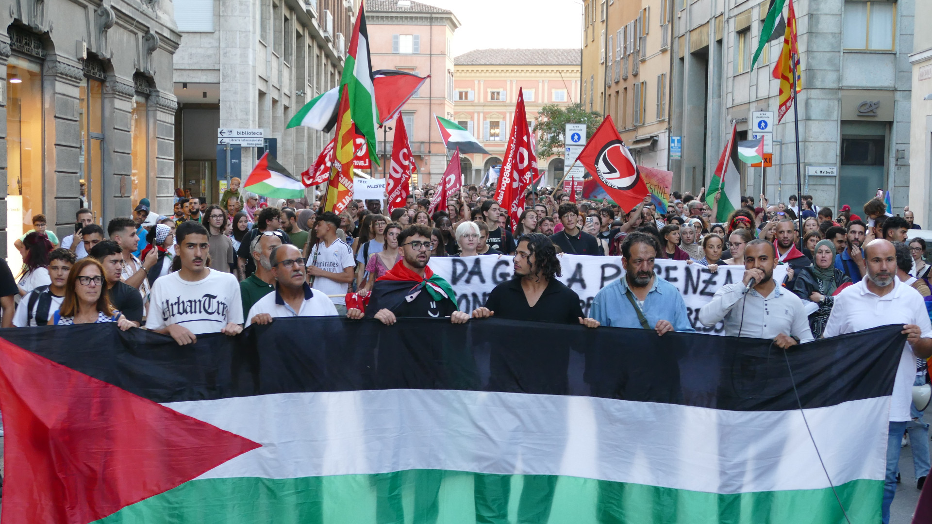 «Blocchiamo tutto se Israele attacca» bandiera palestinese esposta a palazzo Mercanti