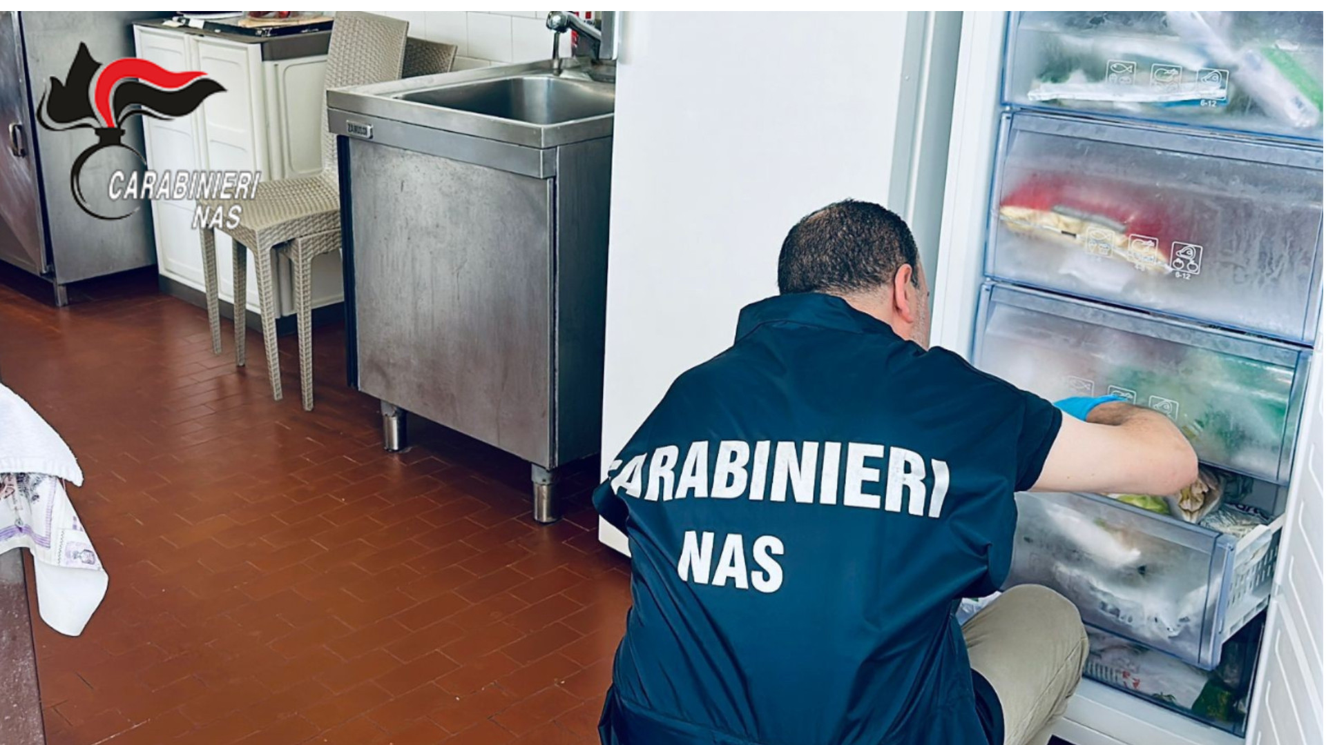 Ragnatele, scrostature e muffa in una residenza per anziani: multa di mille euro
