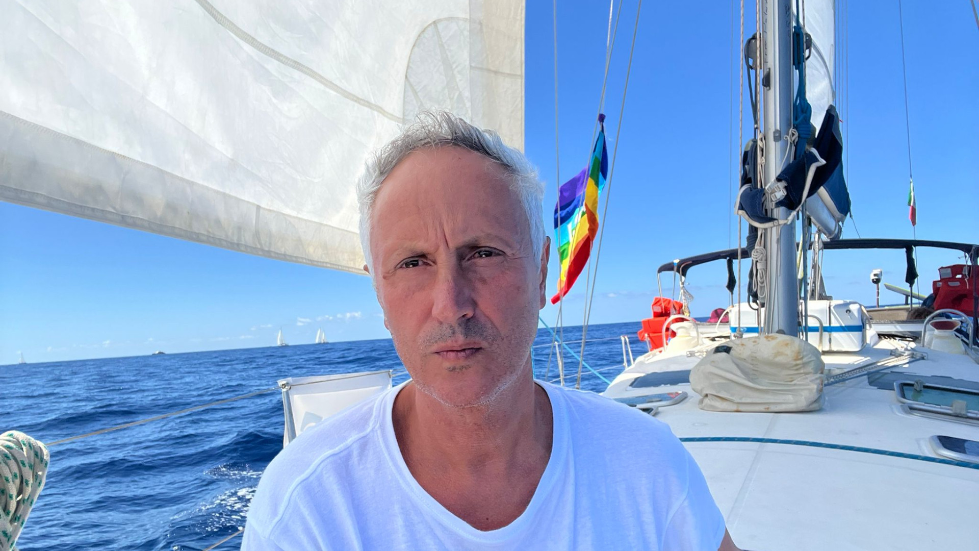 Il senatore Marco Croatti mentre naviga a bordo della Sumud Flotilla verso le coste di Gaza