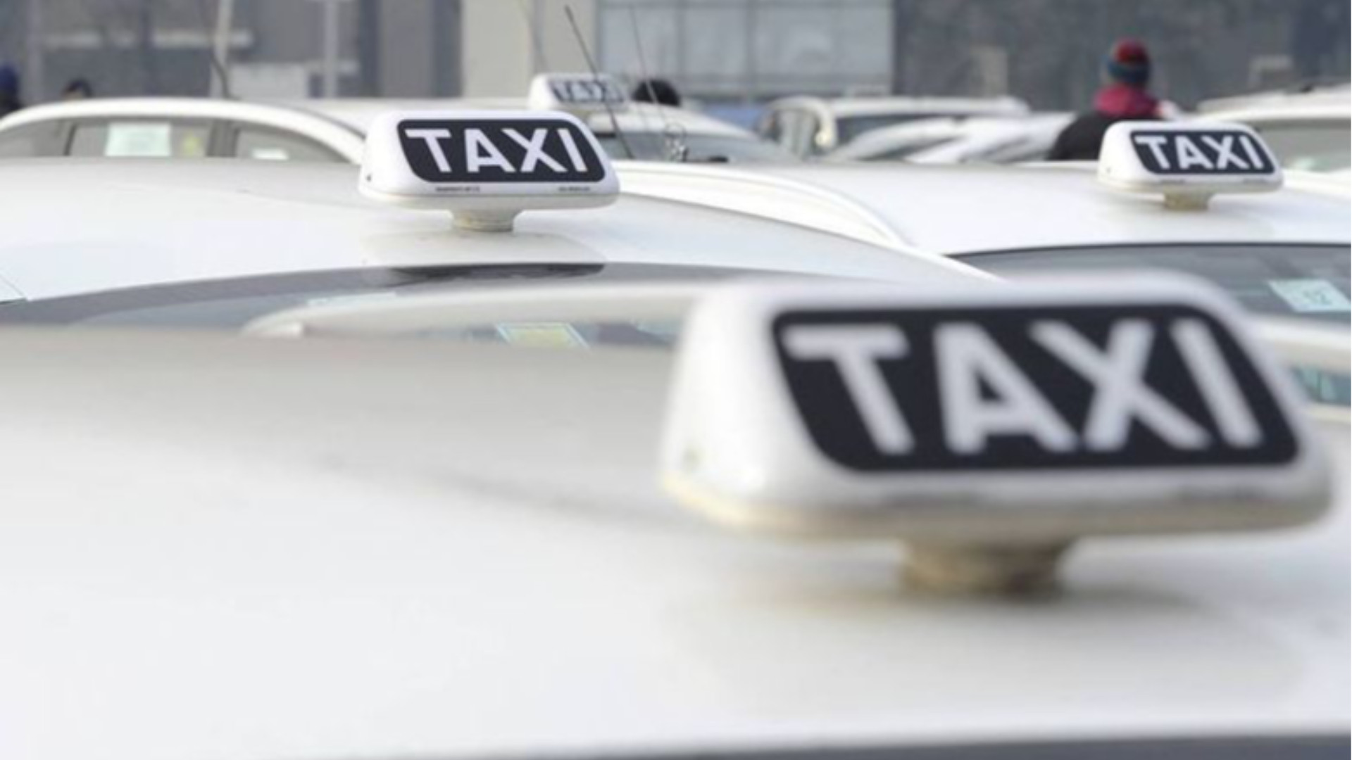 «Pochi i taxi in stazione», «Macché, il servizio funziona»