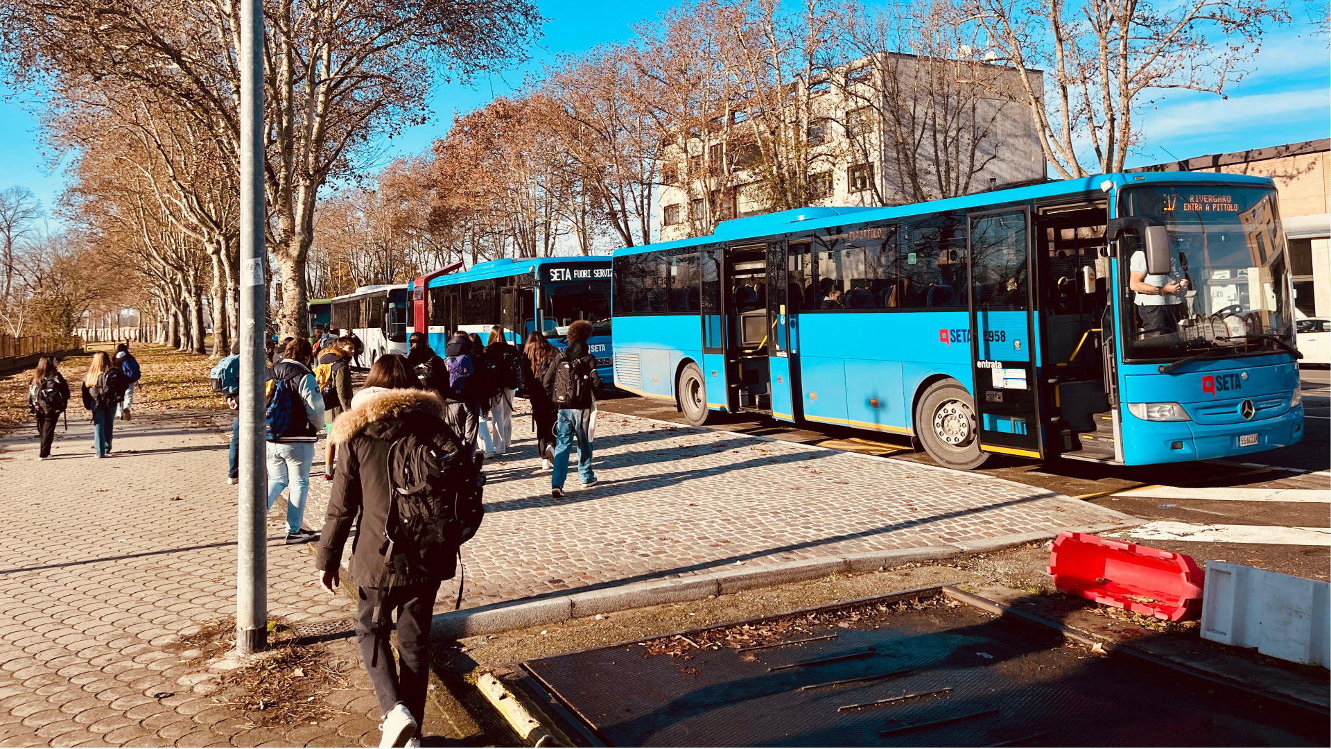 Bus stipati che non si fermano, odissea per gli studenti