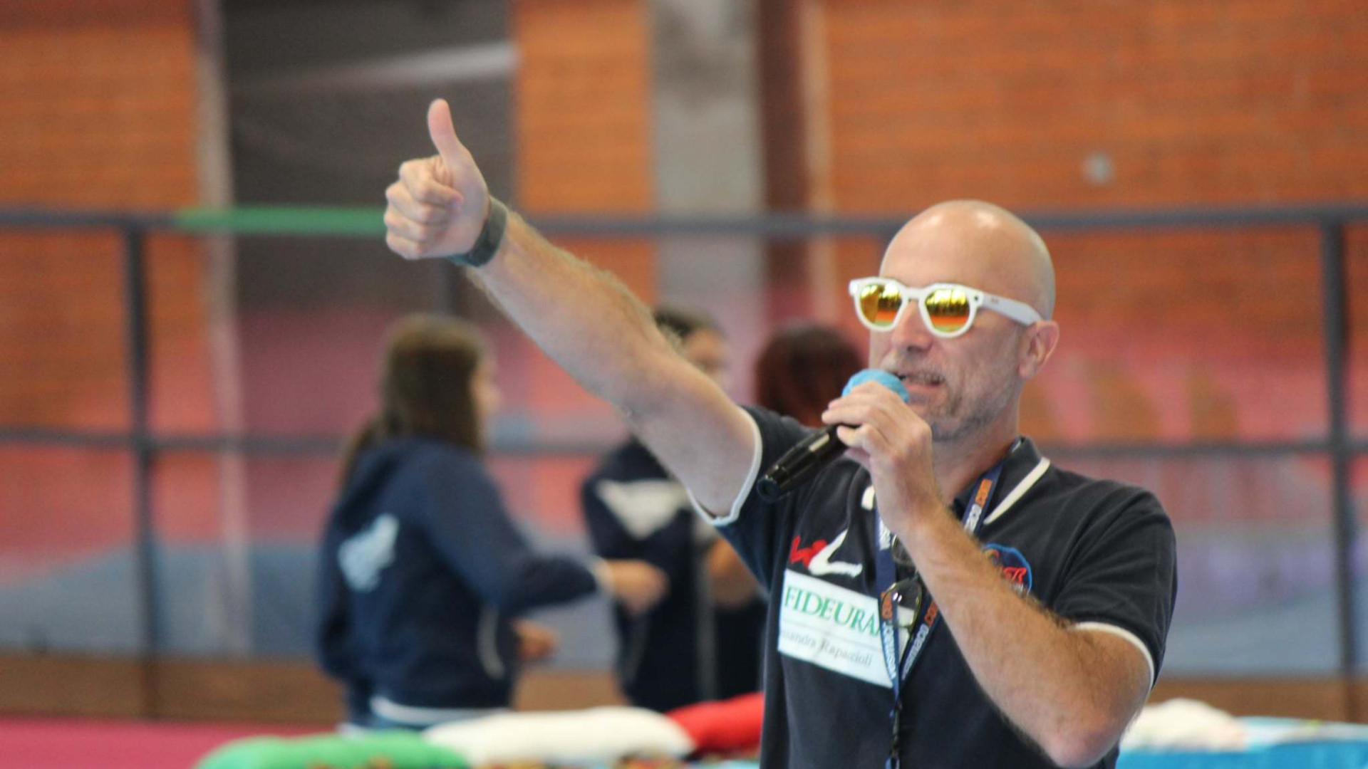 Davide Tacchini con il microfono da speaker