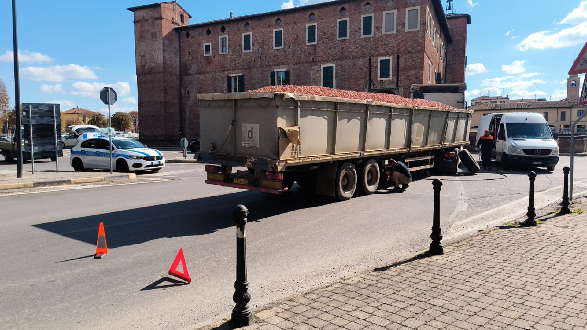 Camion carico di pomodori perde una ruota e blocca Borgonovo