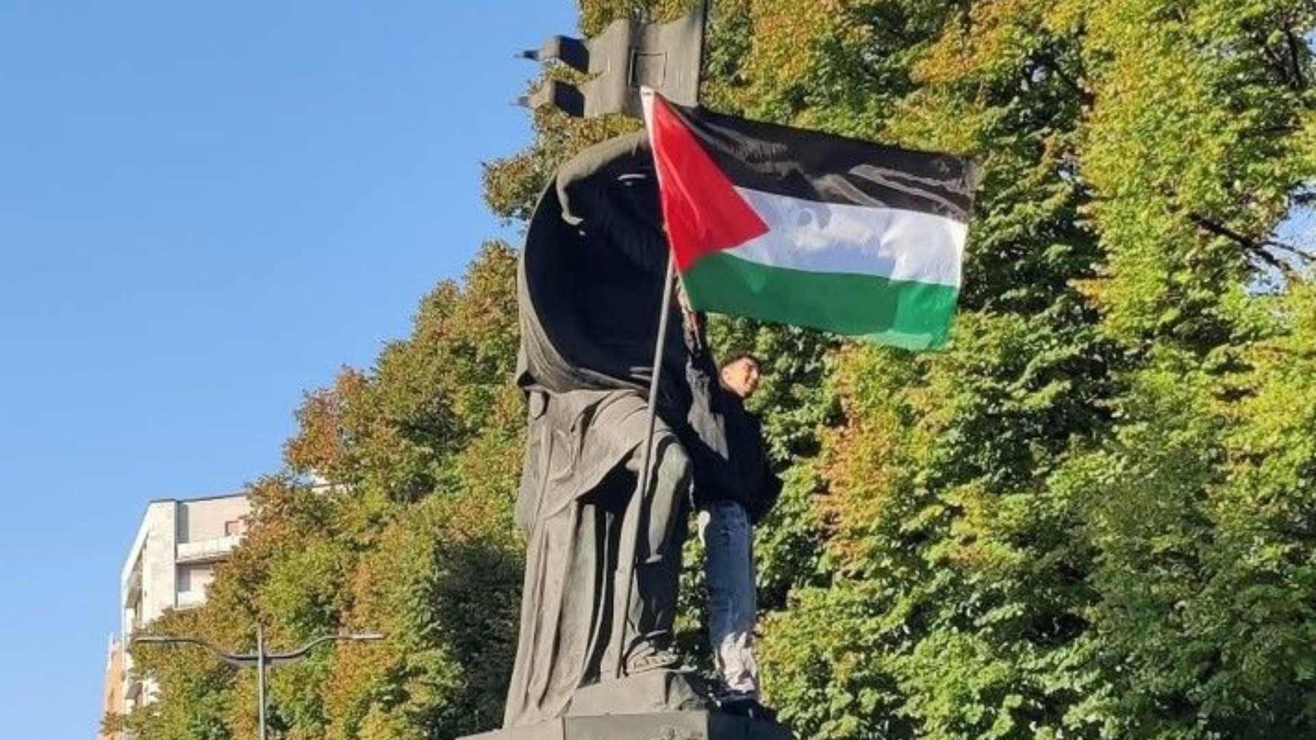 La bandiera palestinese issata sul patrono: il video
