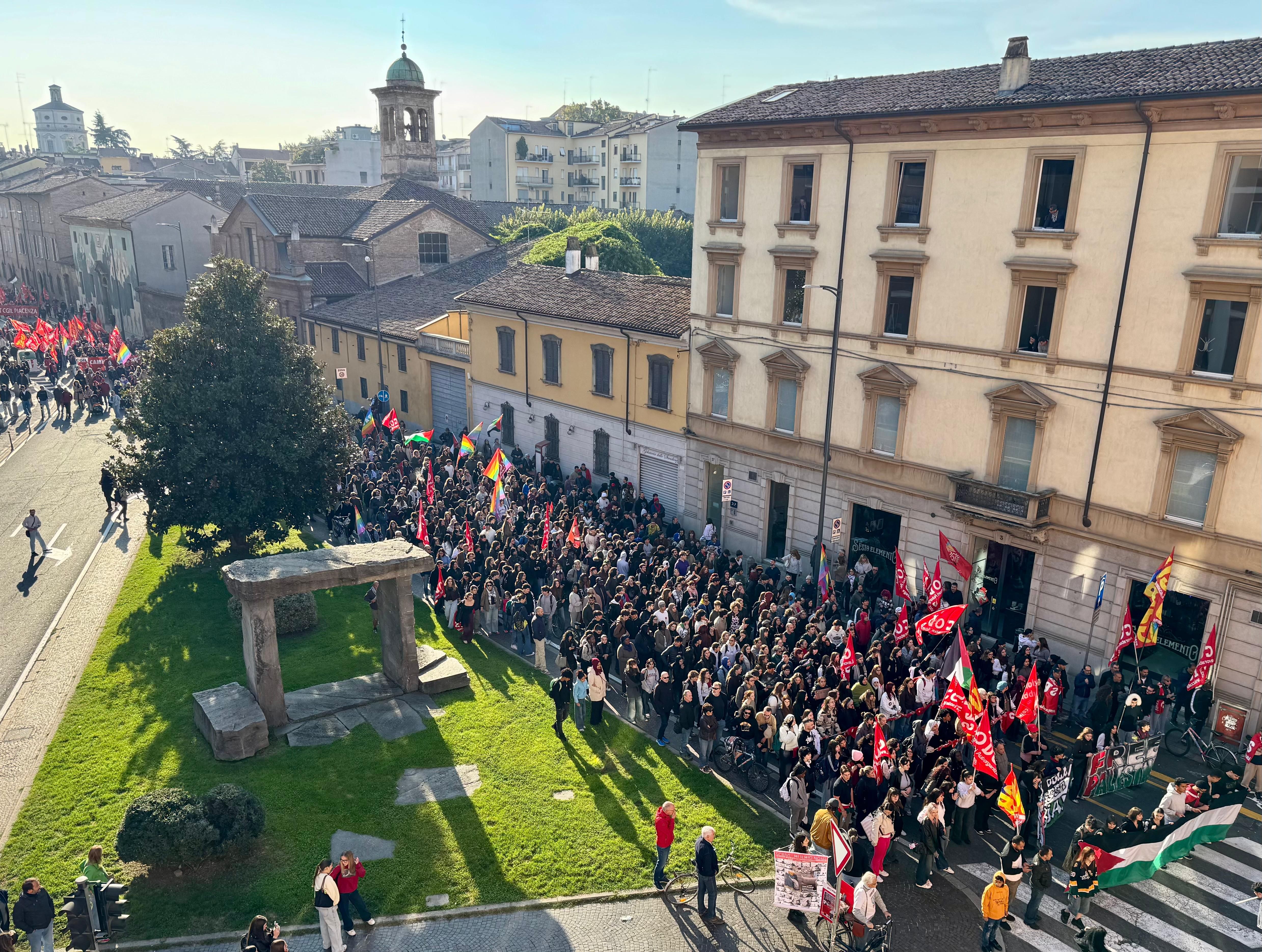 Il lungo corteo che ha percorso lo Stradone (foto Giorgio Lambri)