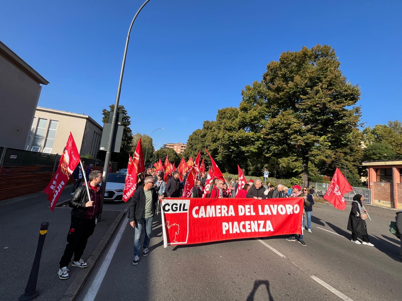 Lo striscione della Cgil in corteo (foto Paolo Marino)