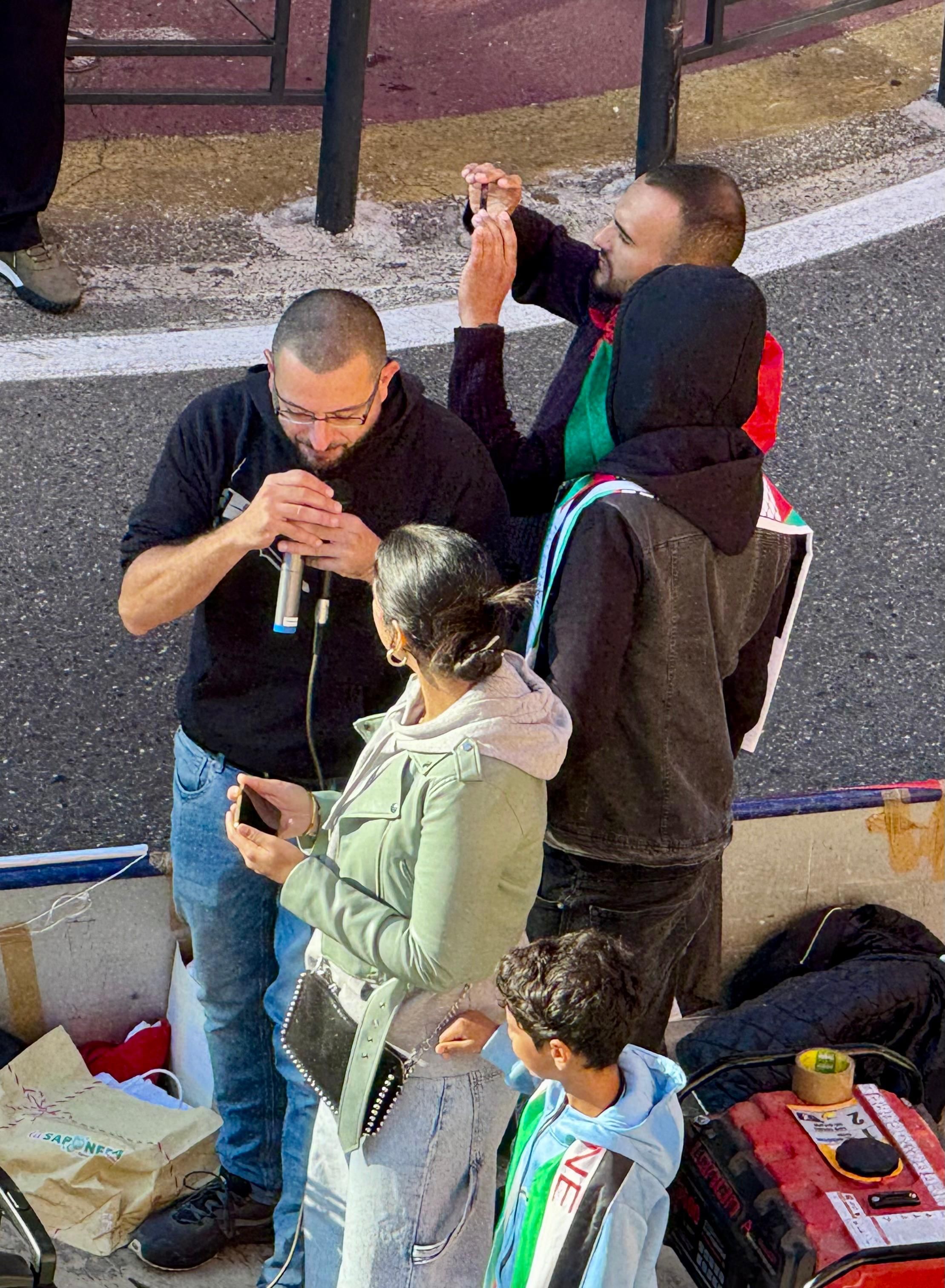 Gli organizzatori alla testa del corteo (foto Giorgio Lambri)